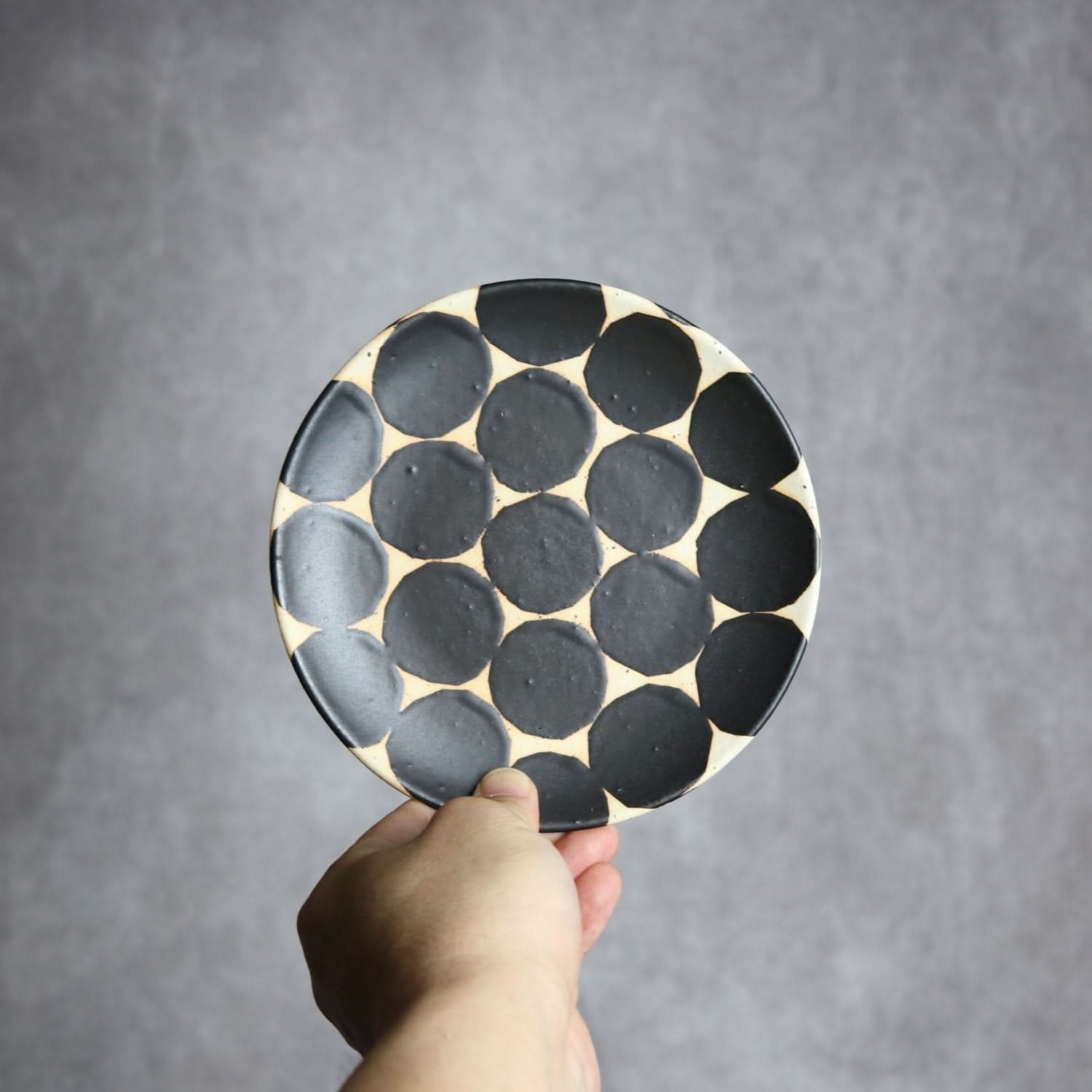 モノクロ皿 中 やちむん 陶器 陶factory509 やちむん 陶器.