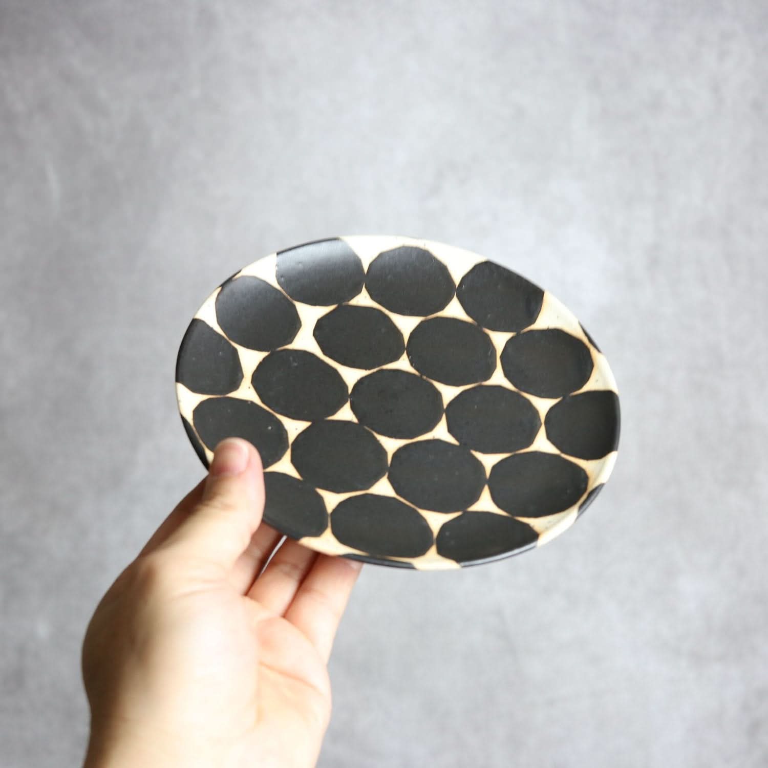 モノクロ皿 中 やちむん 陶器 陶factory509 やちむん 陶器.