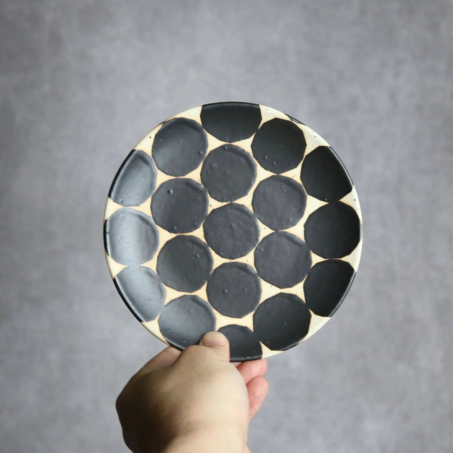 モノクロ皿 中 やちむん 陶器 陶factory509 やちむん 陶器.