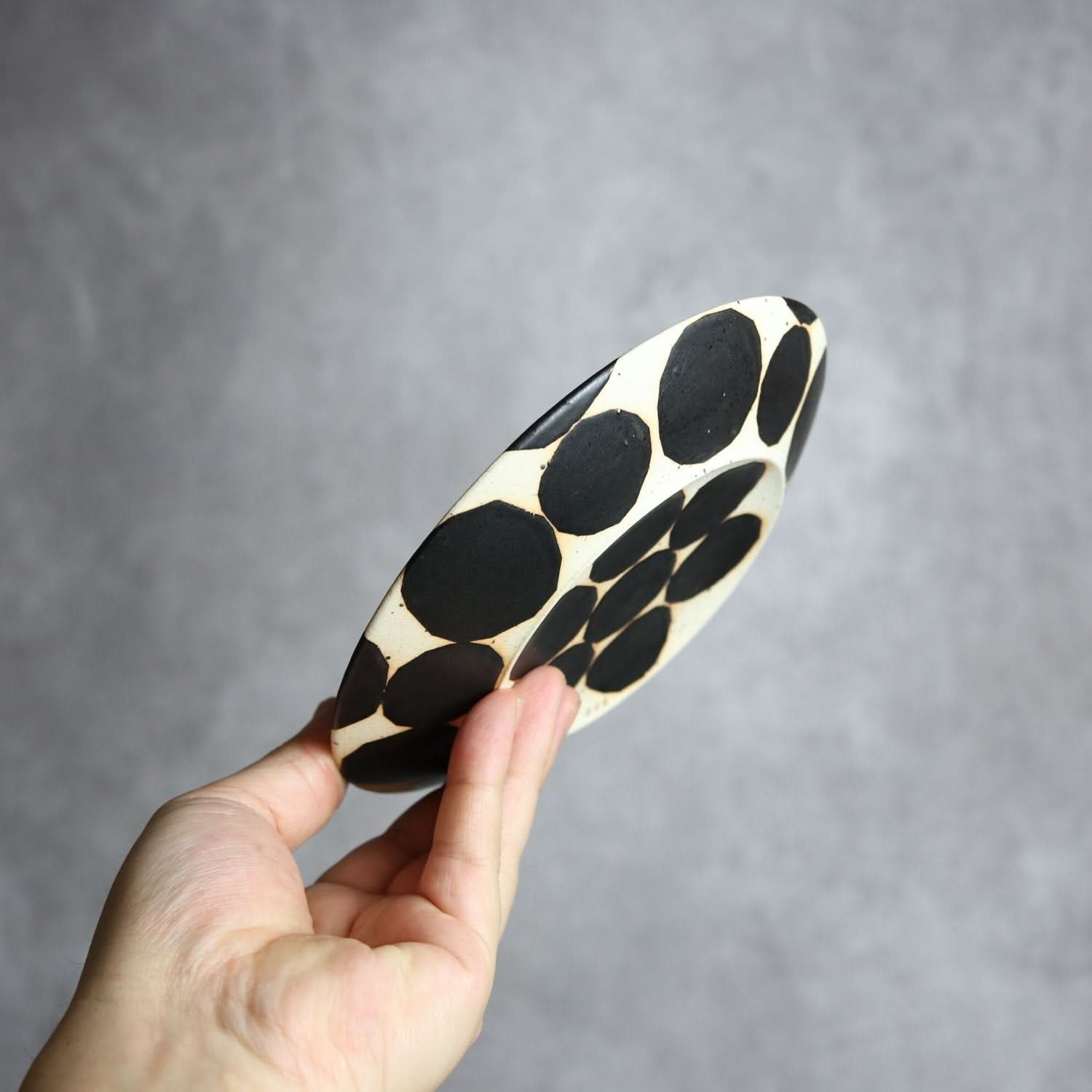 モノクロ皿 中 やちむん 陶器 陶factory509 やちむん 陶器.