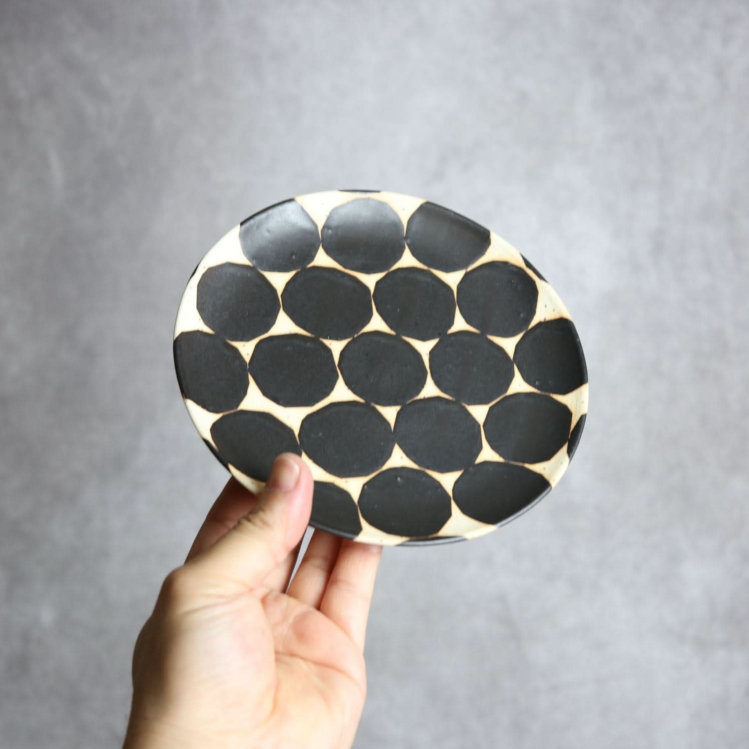 モノクロ皿 中 やちむん 陶器 陶factory509 やちむん 陶器.