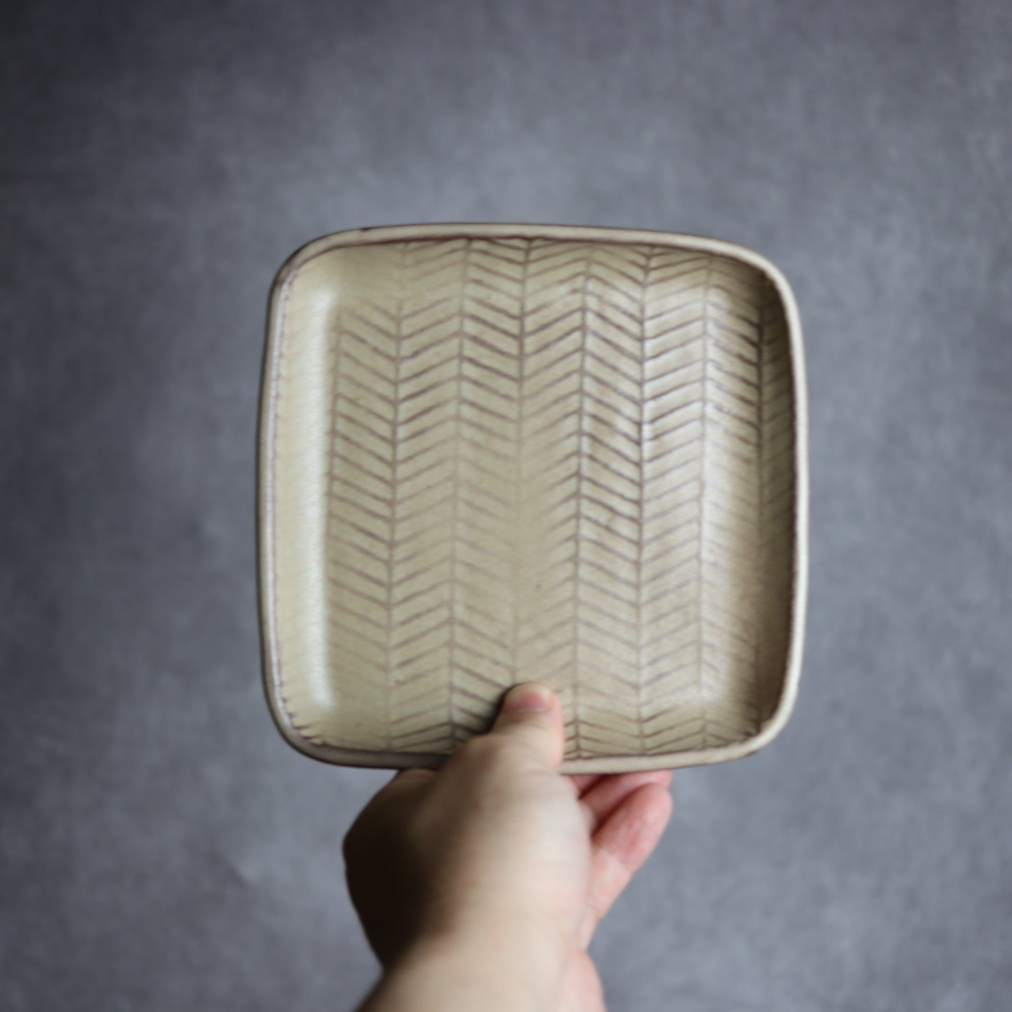 スクエアプレート1 サンドベージュ ヘリンボーン柄 やちむん 陶器 cerca やちむん 陶器.