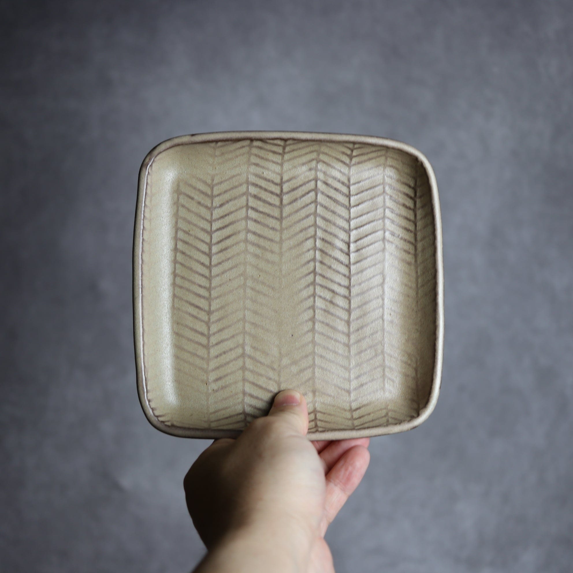 スクエアプレート1 サンドベージュ ヘリンボーン柄 やちむん 陶器 cerca やちむん 陶器.