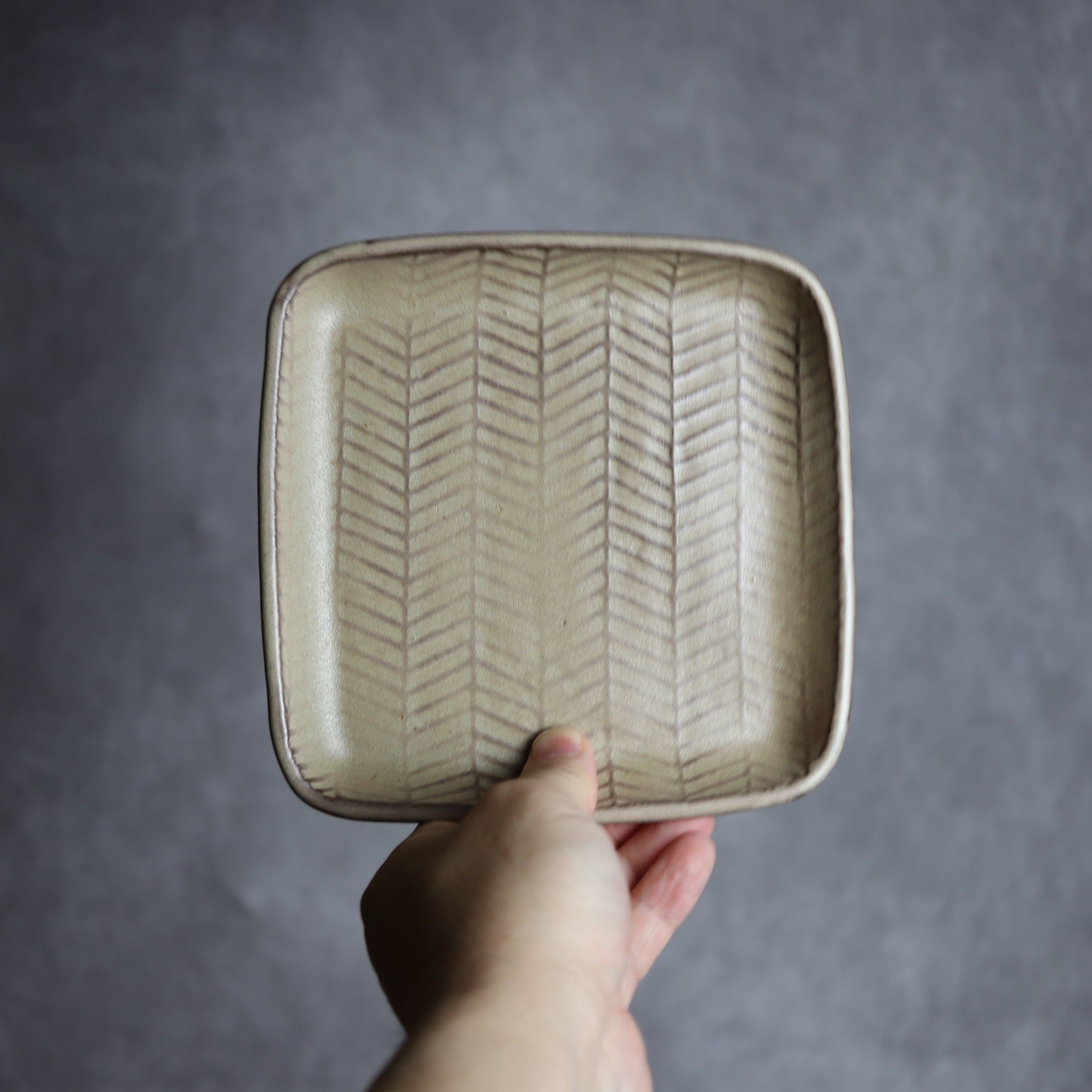 スクエアプレート1 サンドベージュ ヘリンボーン柄 やちむん 陶器 cerca やちむん 陶器.