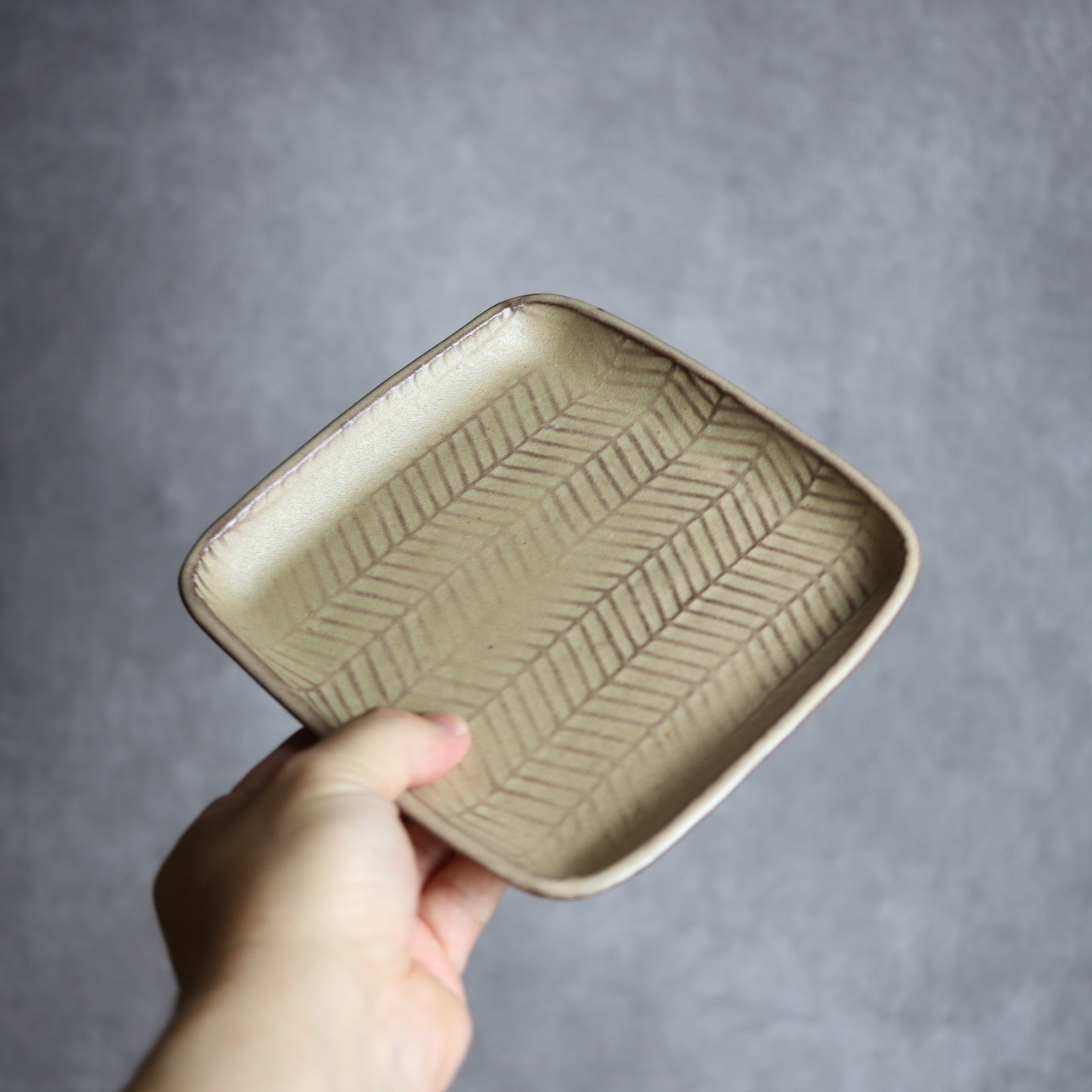 スクエアプレート1 サンドベージュ ヘリンボーン柄 やちむん 陶器 cerca やちむん 陶器.