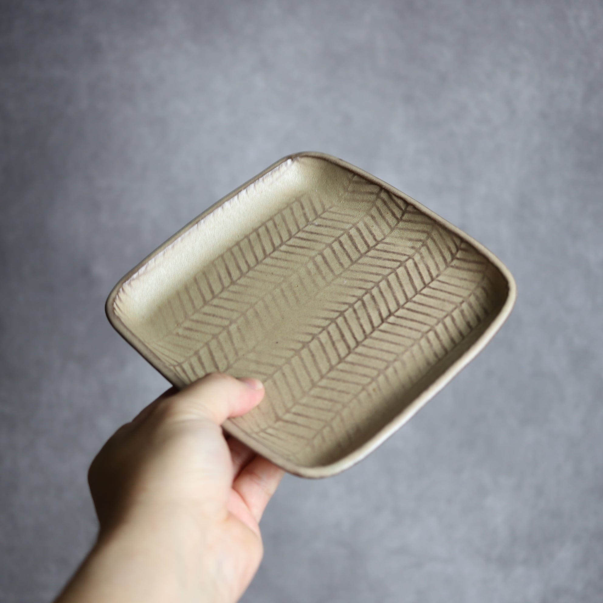 スクエアプレート1 サンドベージュ ヘリンボーン柄 やちむん 陶器 cerca やちむん 陶器.