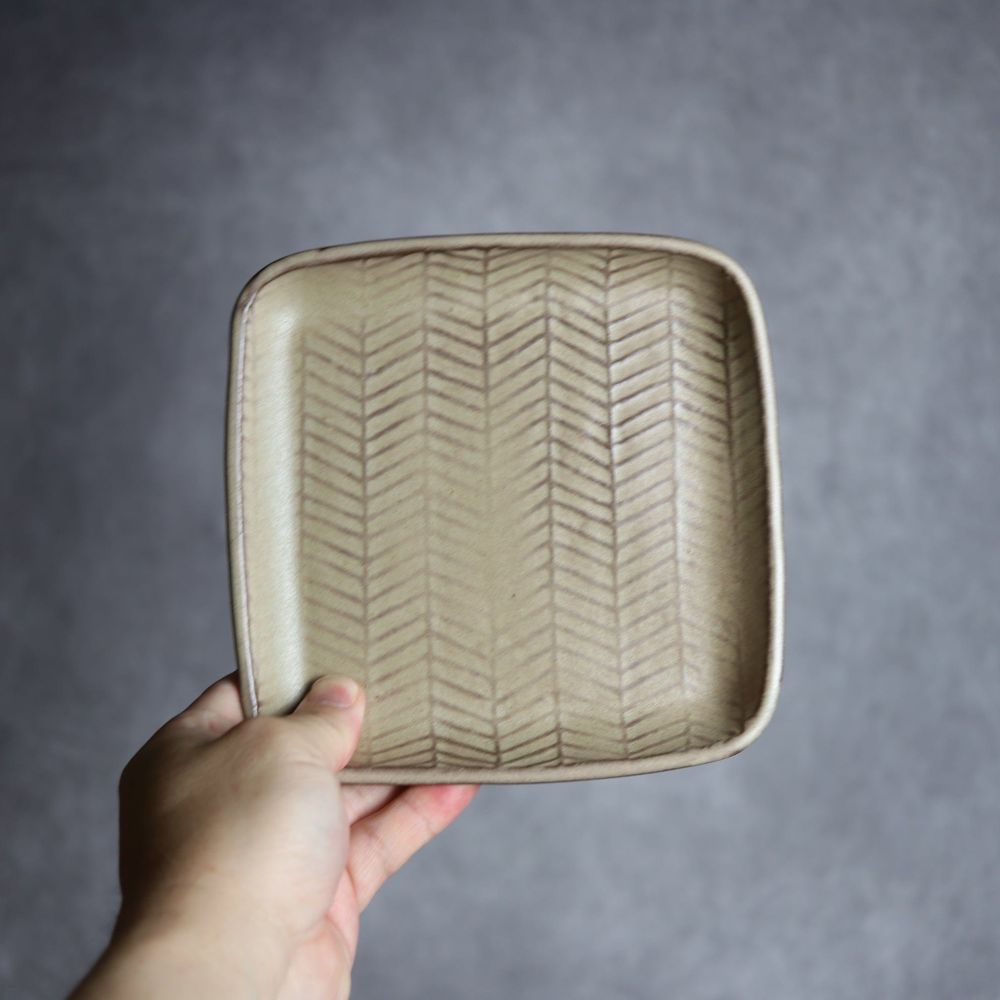 スクエアプレート1 サンドベージュ ヘリンボーン柄 やちむん 陶器 cerca やちむん 陶器.