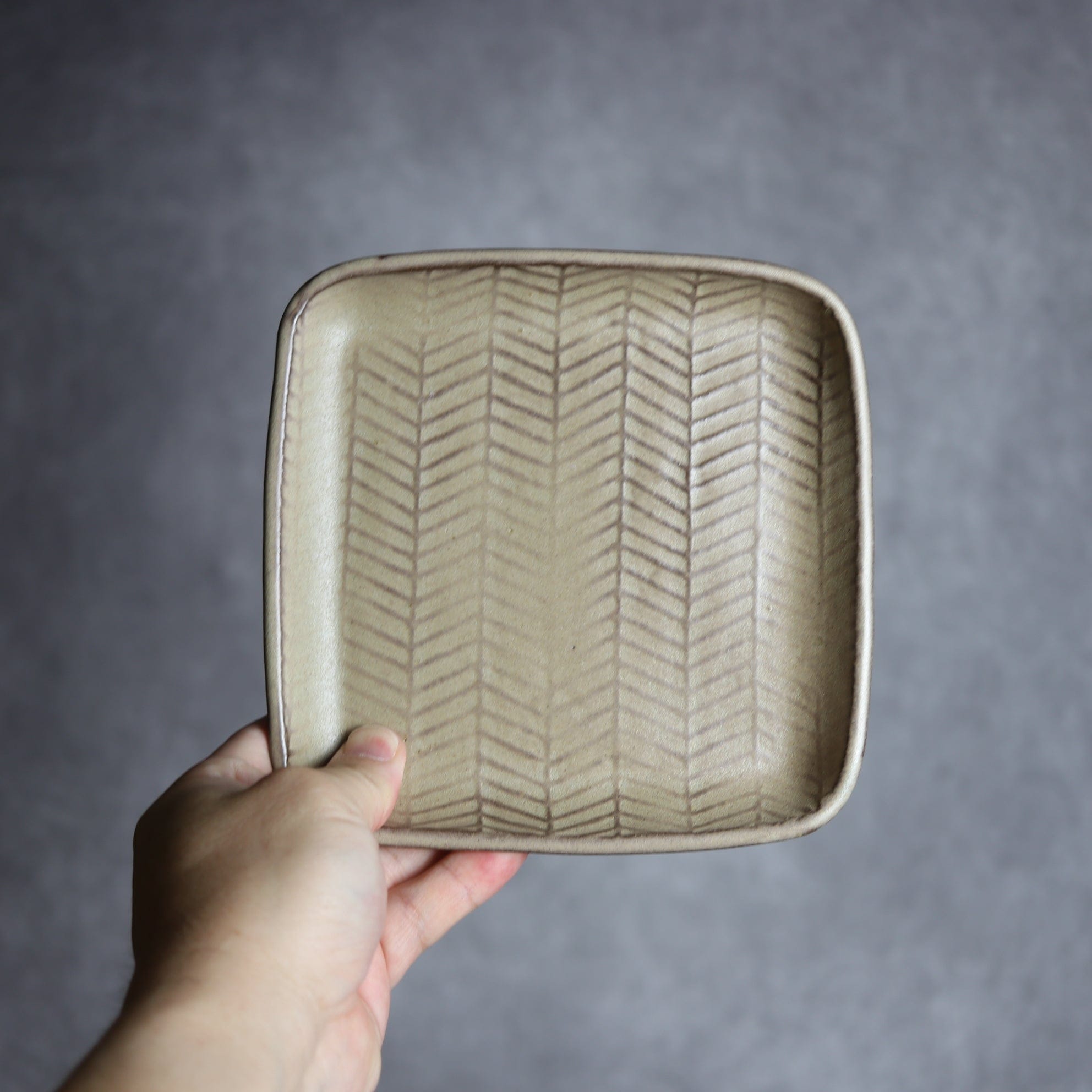 スクエアプレート1 サンドベージュ ヘリンボーン柄 やちむん 陶器 cerca やちむん 陶器.