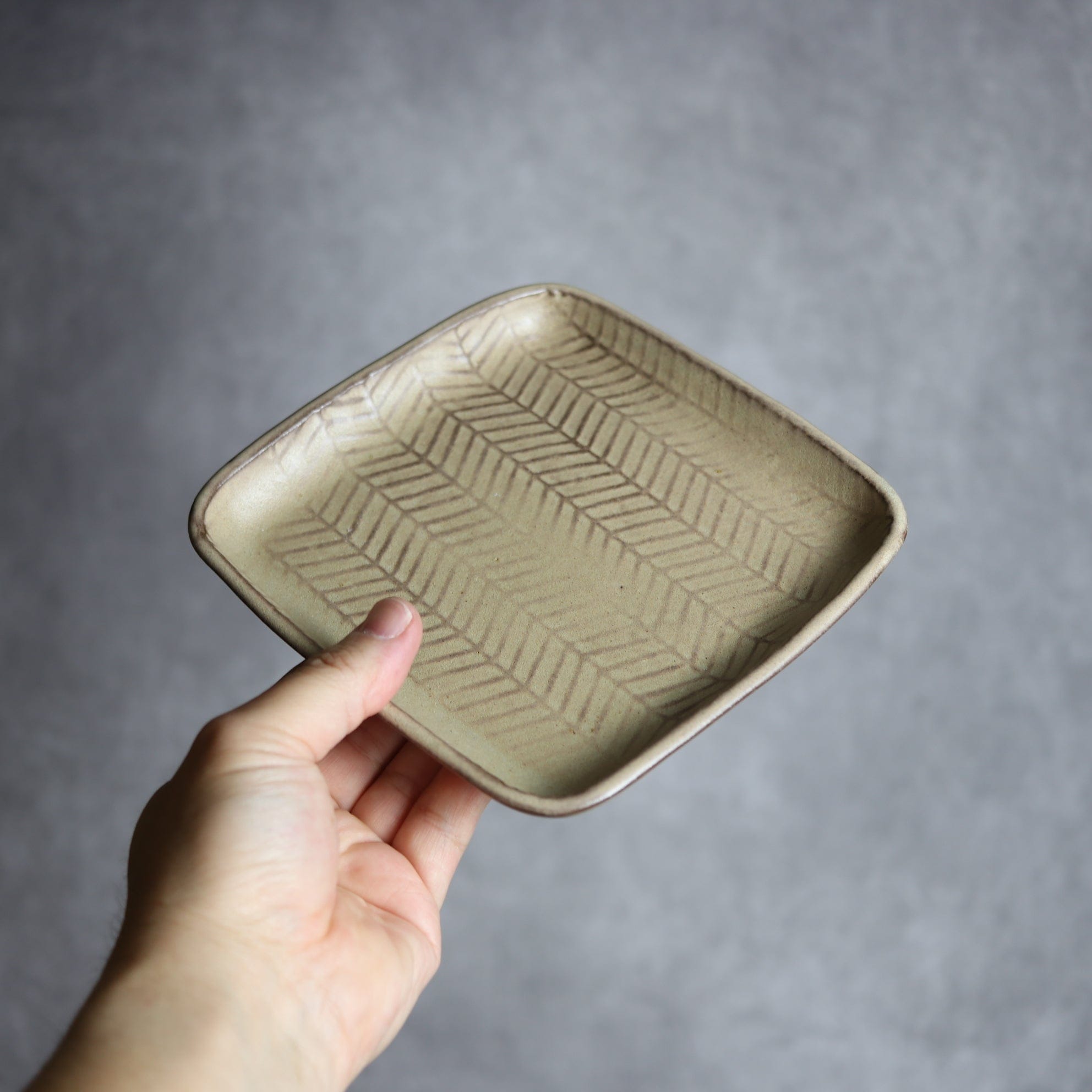 スクエアプレート1 サンドベージュ ヘリンボーン柄 やちむん 陶器 cerca やちむん 陶器.