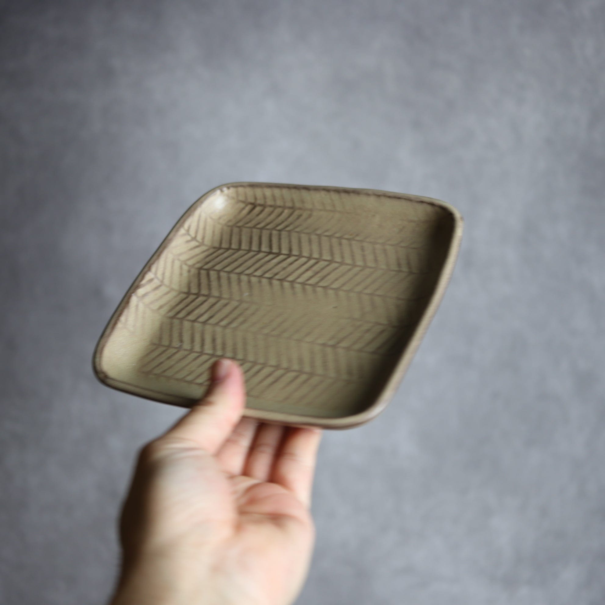 スクエアプレート1 サンドベージュ ヘリンボーン柄 やちむん 陶器 cerca やちむん 陶器.