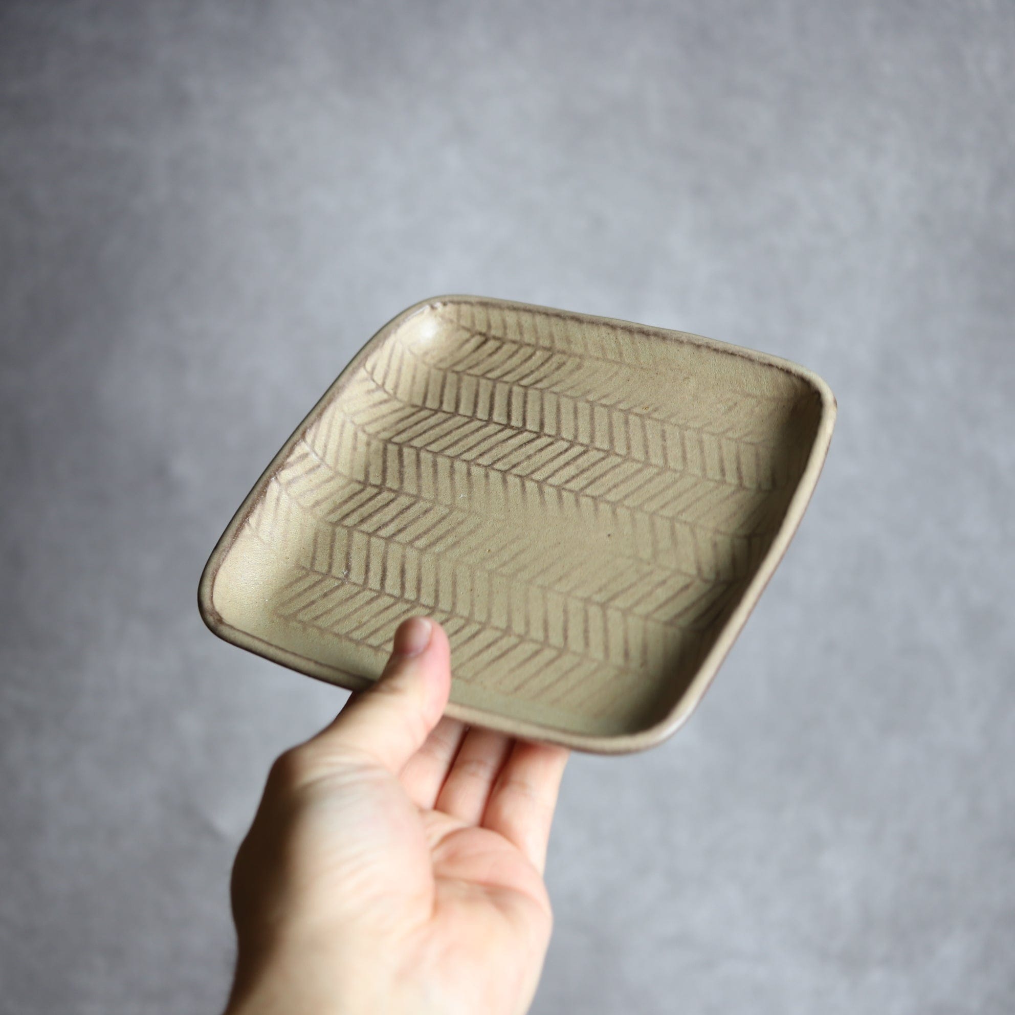 スクエアプレート1 サンドベージュ ヘリンボーン柄 やちむん 陶器 cerca やちむん 陶器.