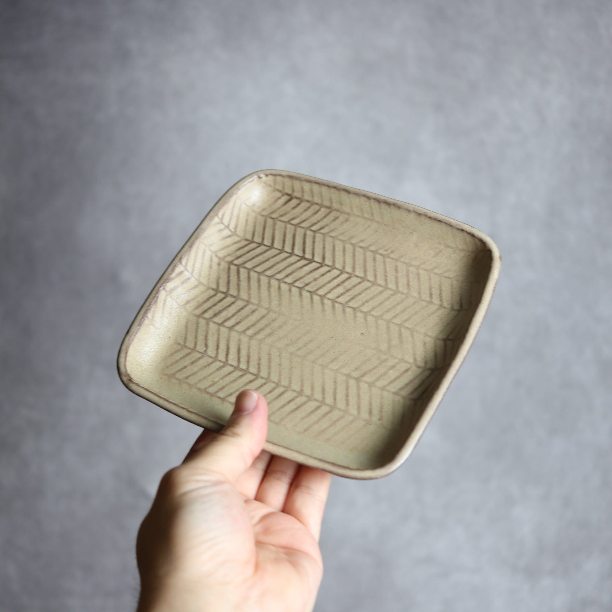 スクエアプレート1 サンドベージュ ヘリンボーン柄 やちむん 陶器 cerca やちむん 陶器.