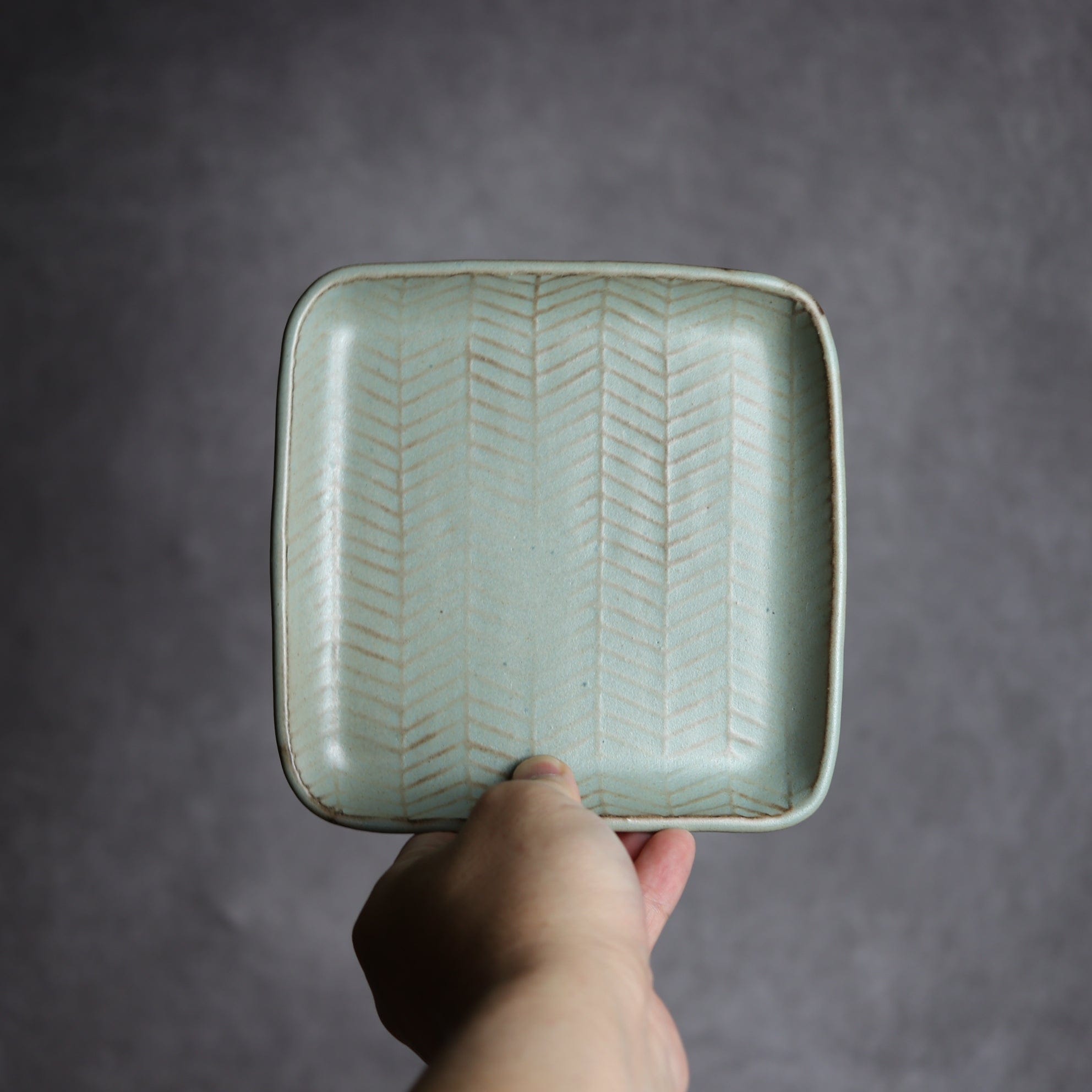 スクエアプレート1 アンティークブルー ヘリンボーン柄 やちむん 陶器 cerca やちむん 陶器.