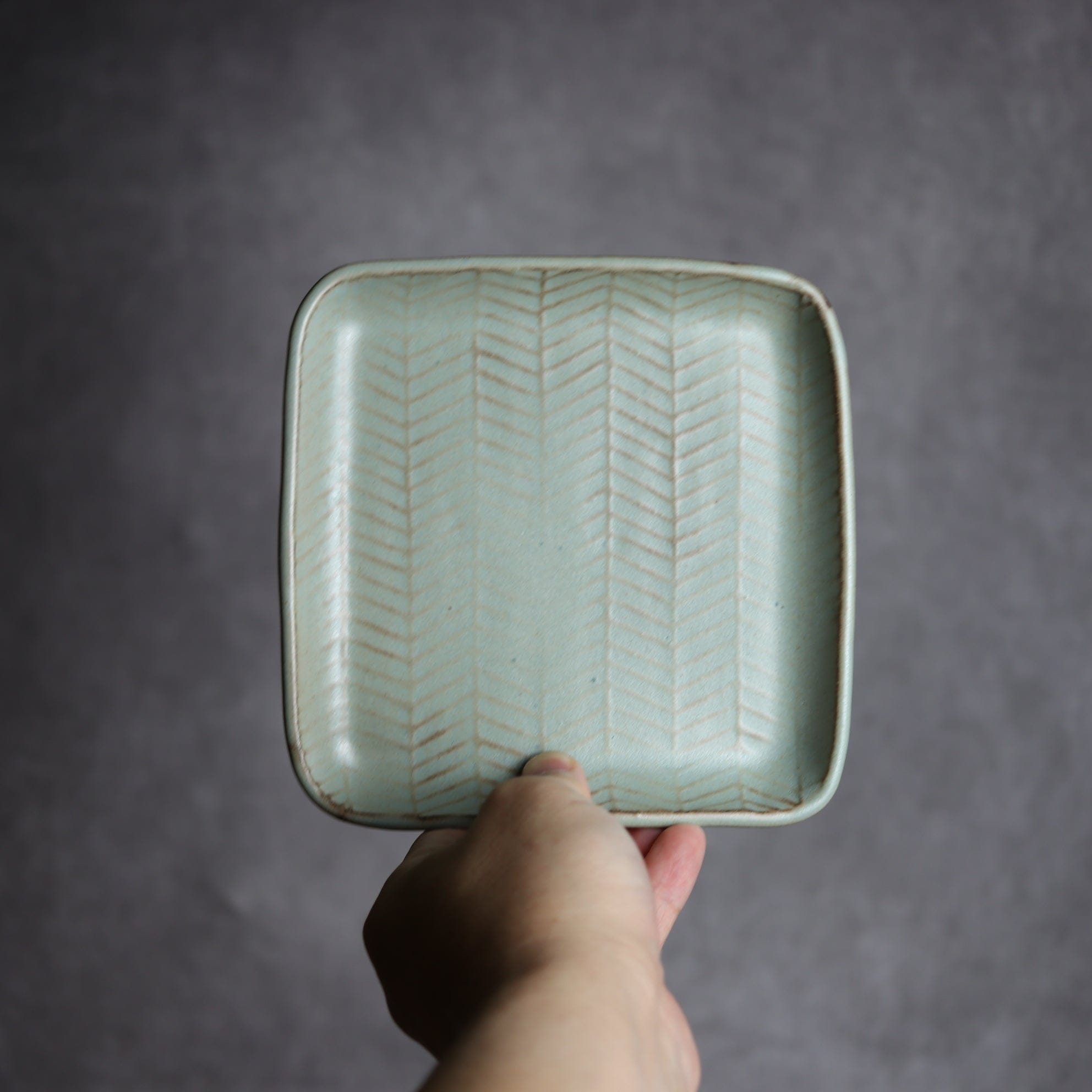 スクエアプレート1 アンティークブルー ヘリンボーン柄 やちむん 陶器 cerca やちむん 陶器.
