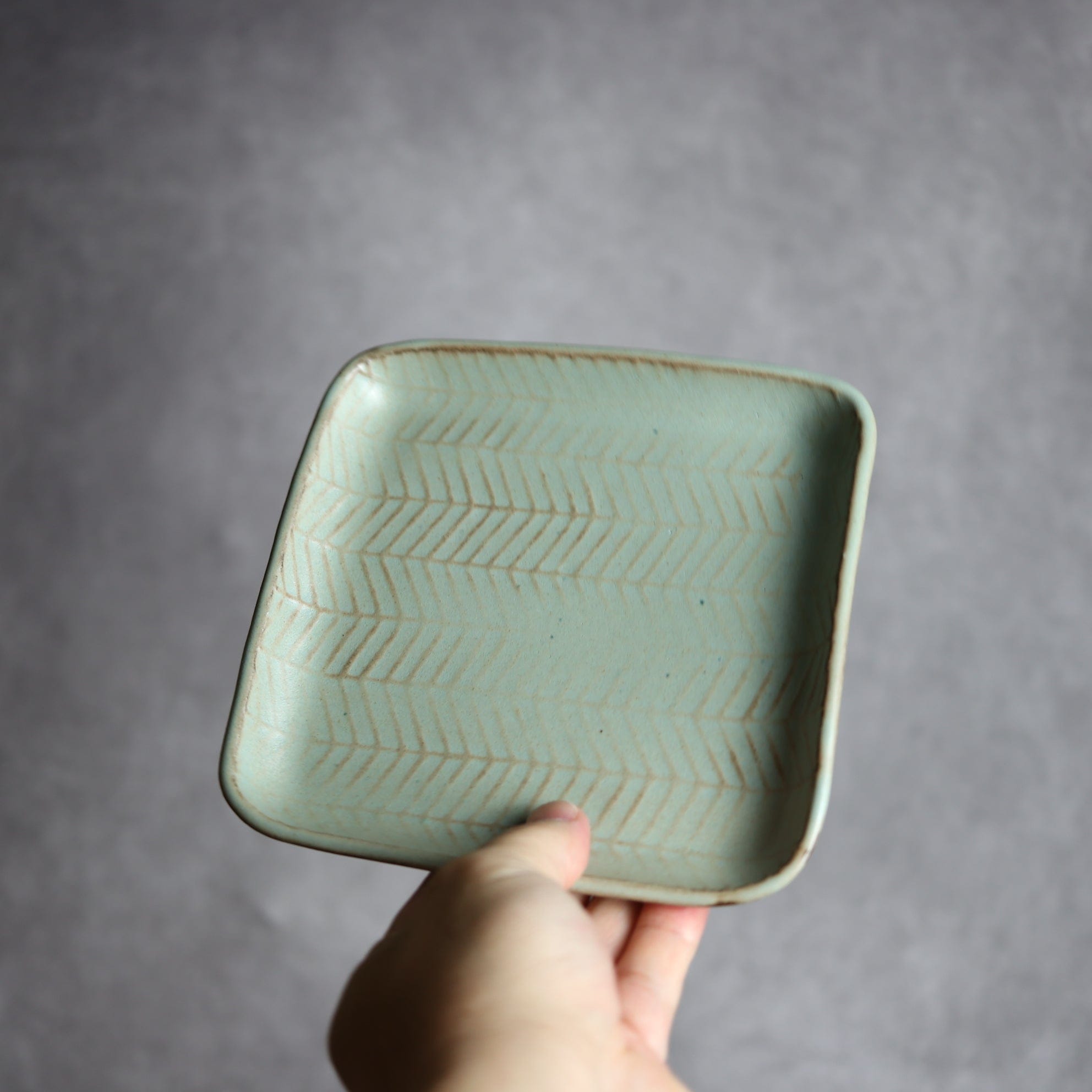 スクエアプレート1 アンティークブルー ヘリンボーン柄 やちむん 陶器 cerca やちむん 陶器.