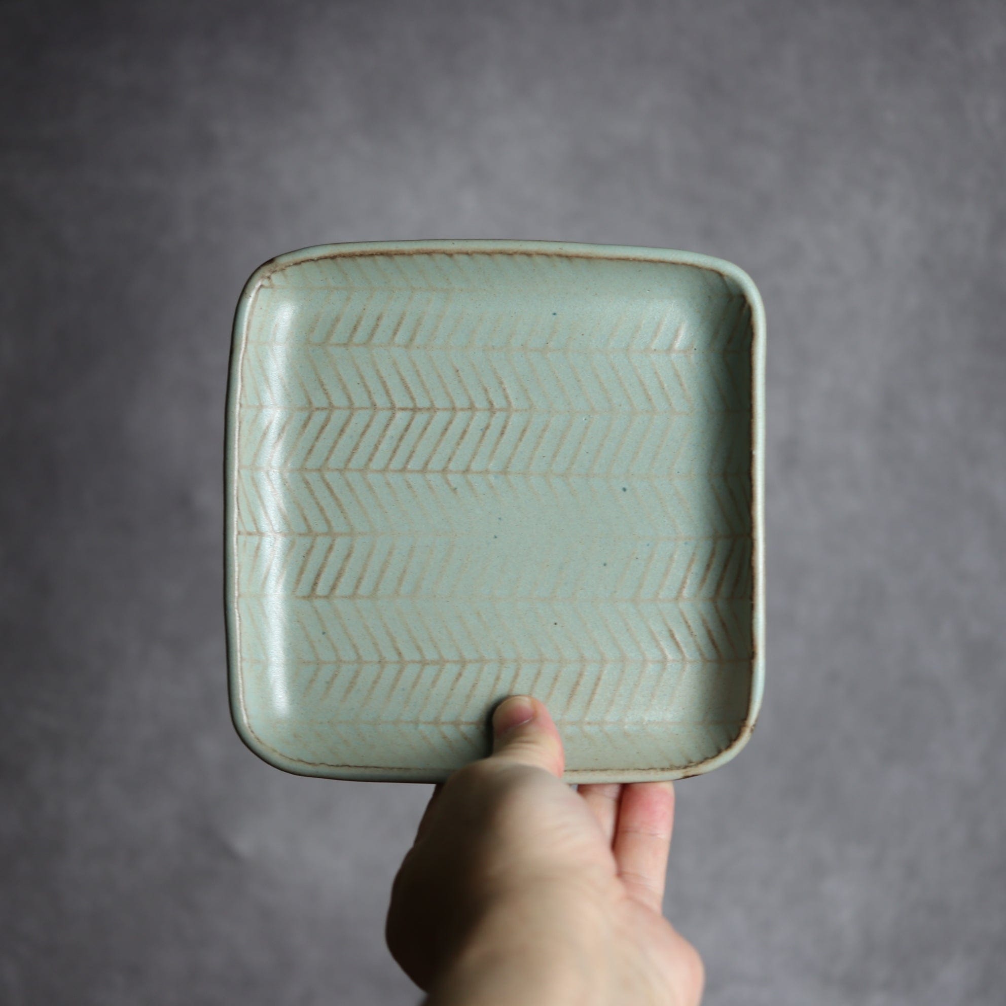 スクエアプレート1 アンティークブルー ヘリンボーン柄 やちむん 陶器 cerca やちむん 陶器.