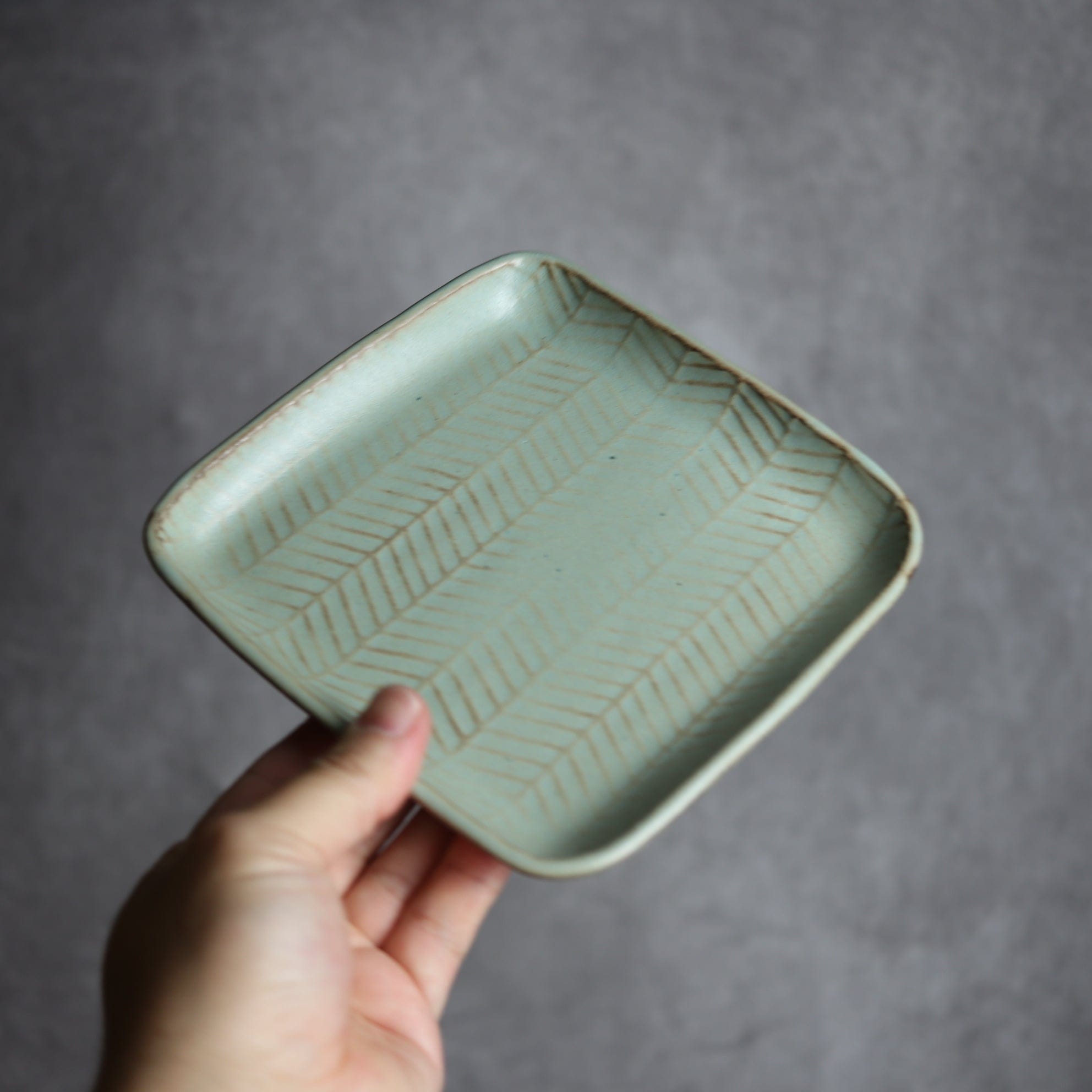 スクエアプレート1 アンティークブルー ヘリンボーン柄 やちむん 陶器 cerca やちむん 陶器.