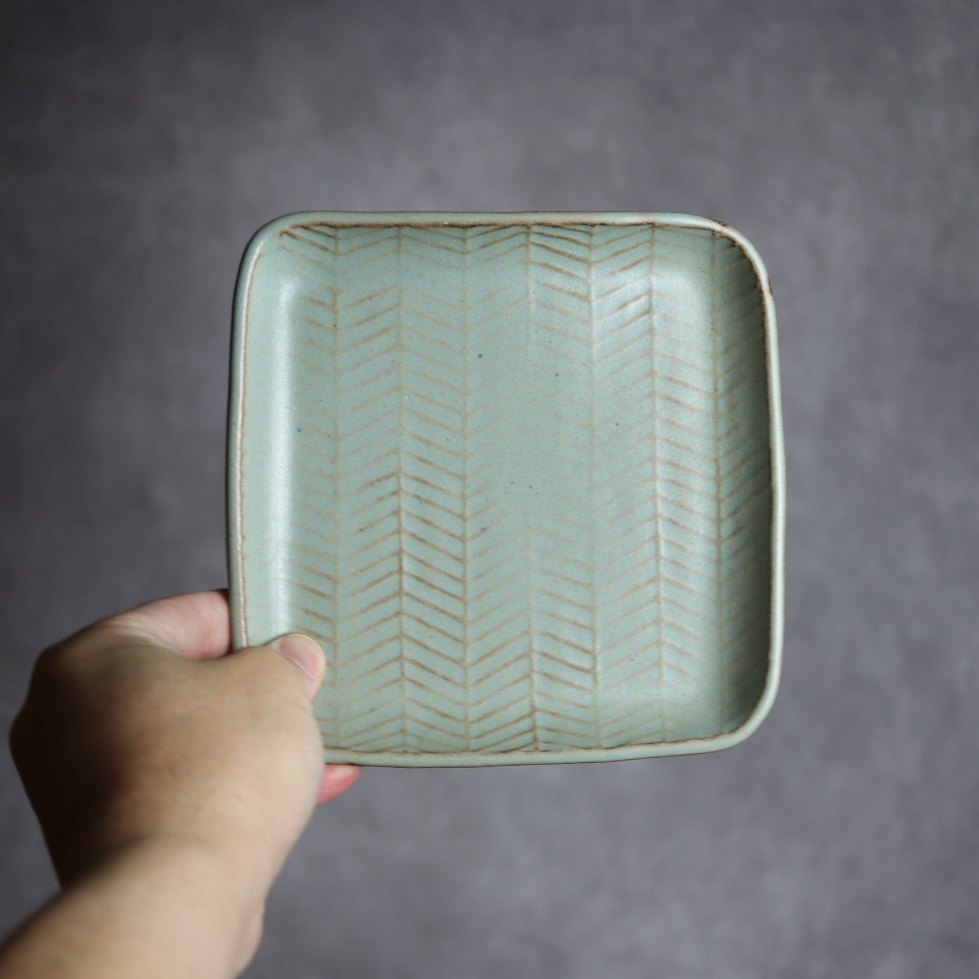 スクエアプレート1 アンティークブルー ヘリンボーン柄 やちむん 陶器 cerca やちむん 陶器.