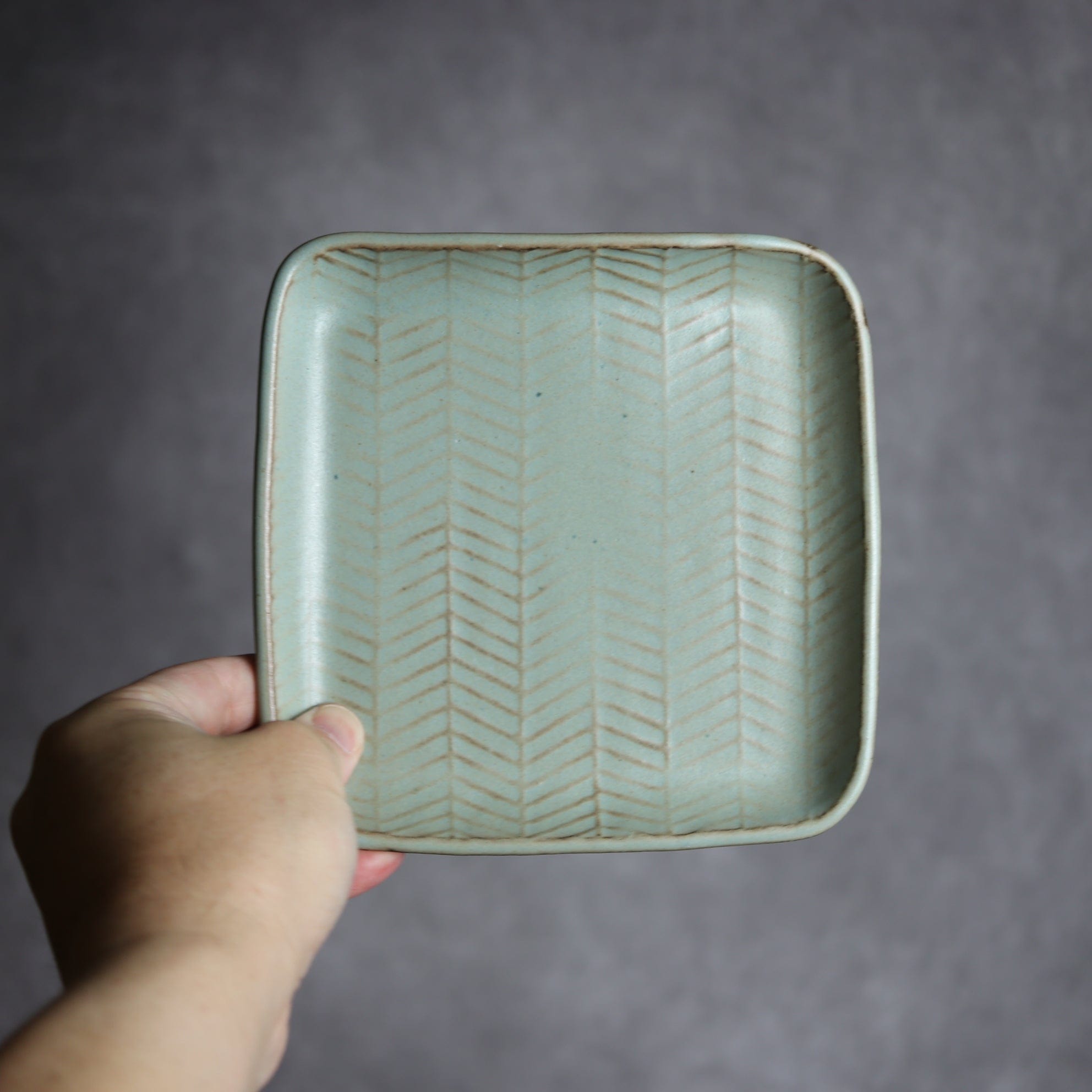 スクエアプレート1 アンティークブルー ヘリンボーン柄 やちむん 陶器 cerca やちむん 陶器.