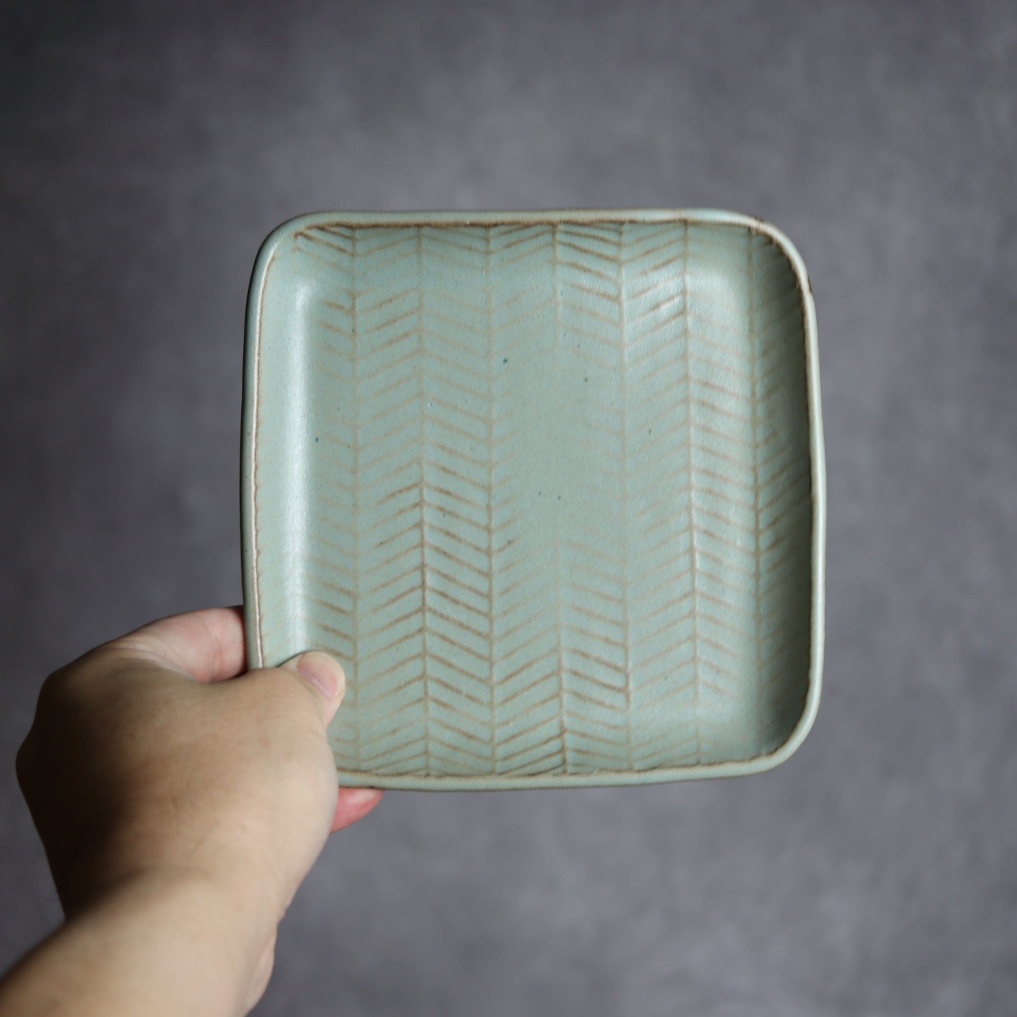 スクエアプレート1 アンティークブルー ヘリンボーン柄 やちむん 陶器 cerca やちむん 陶器.