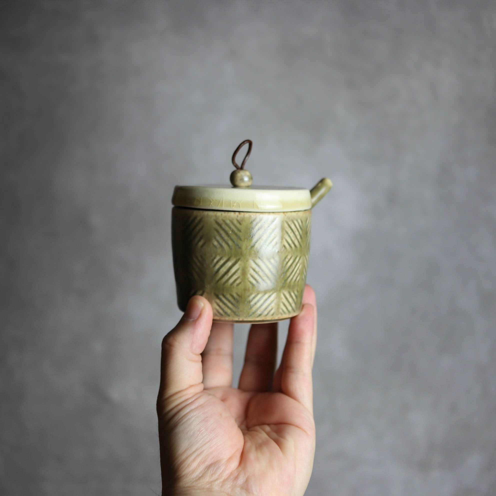 シュガーポット1 ツートン アイボリー オリーブグリーン やちむん 陶器 cerca やちむん 陶器.