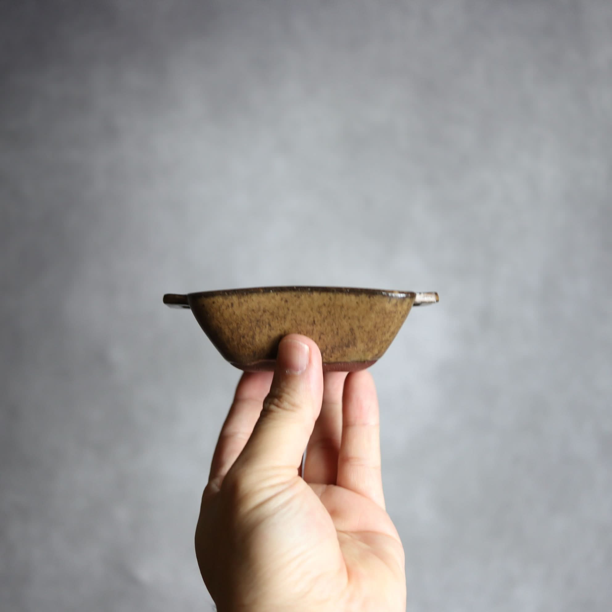 豆角鉢1 ダークブラウン 把手付 やちむん 陶器 cerca やちむん 陶器.