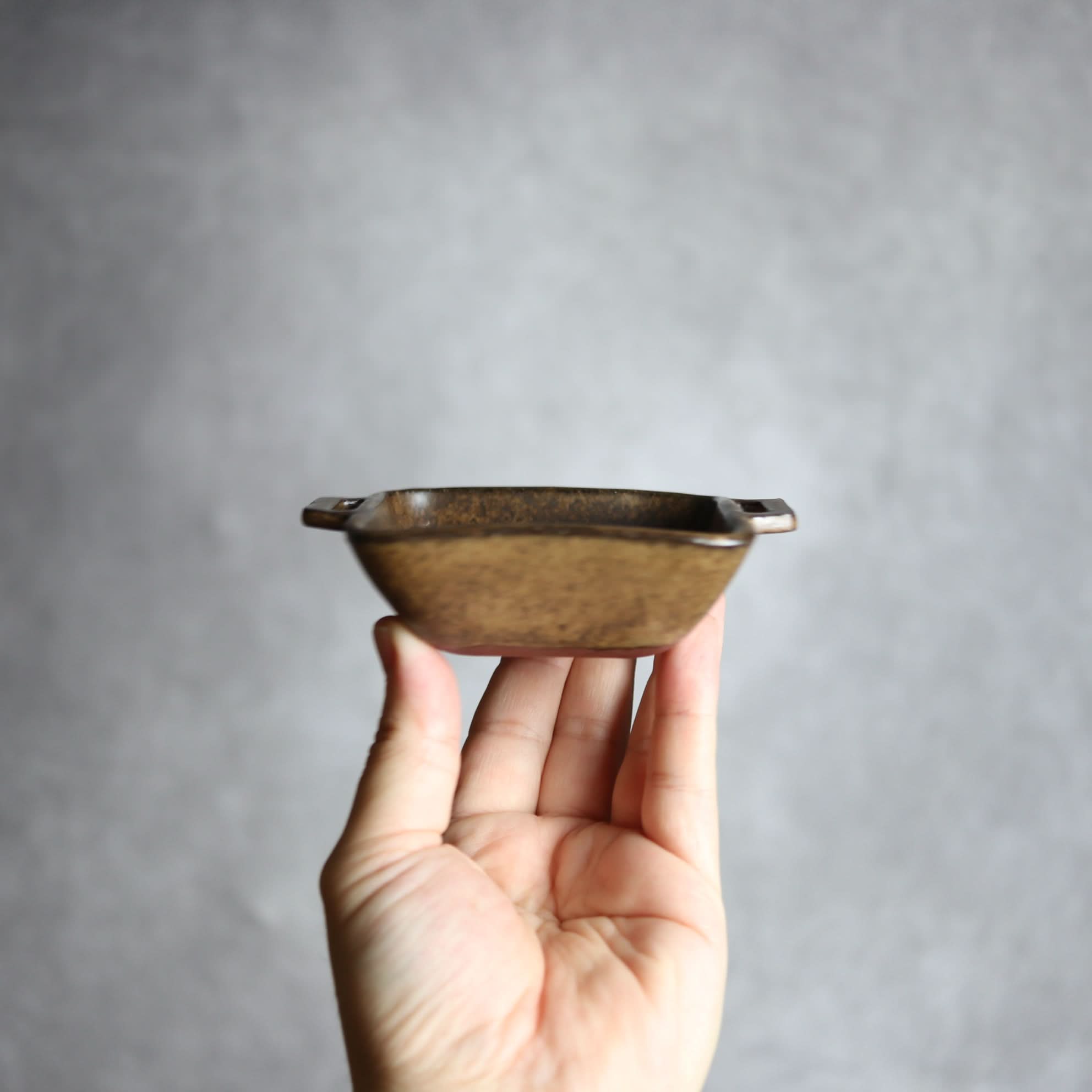 豆角鉢1 ダークブラウン 把手付 やちむん 陶器 cerca やちむん 陶器.