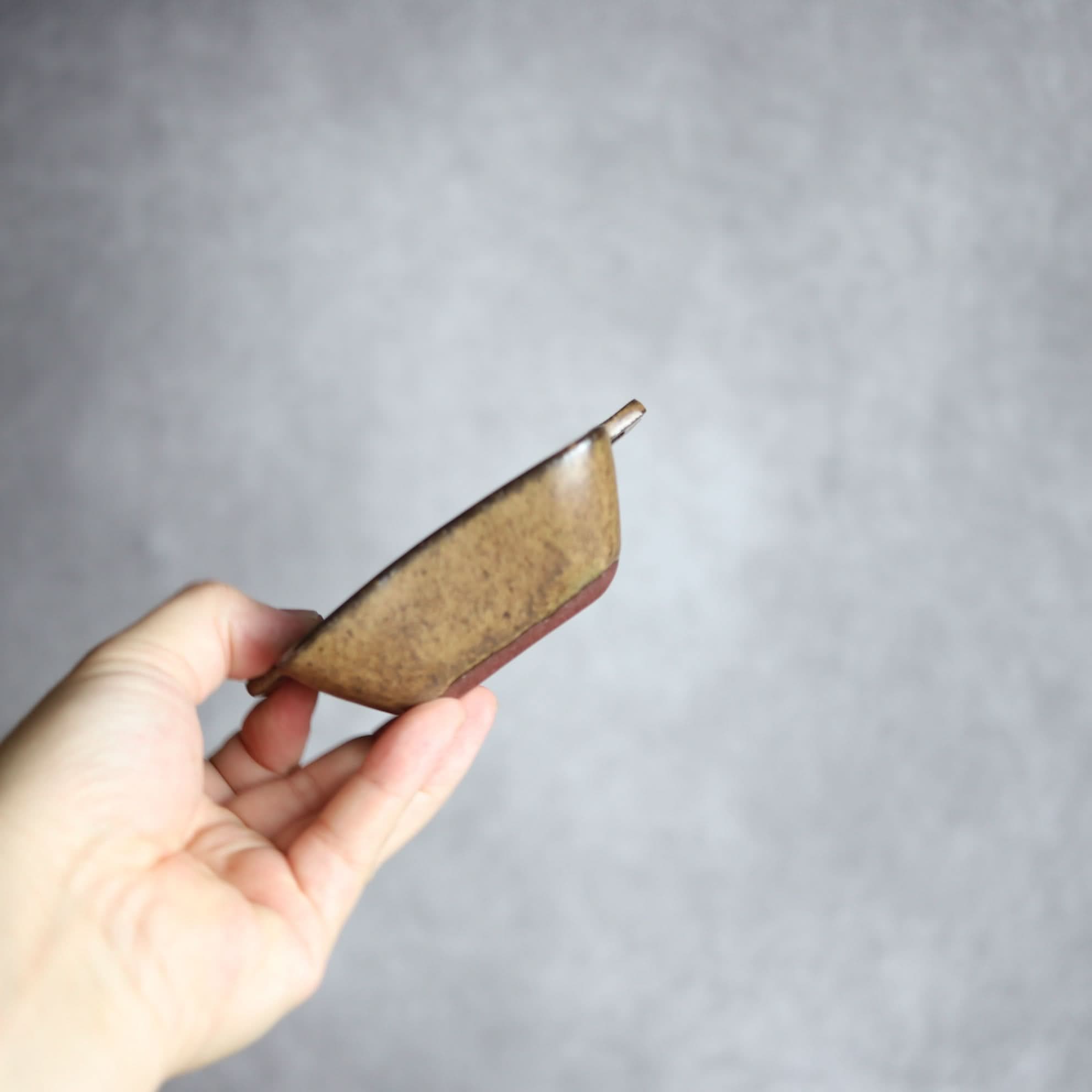 豆角鉢1 ダークブラウン 把手付 やちむん 陶器 cerca やちむん 陶器.