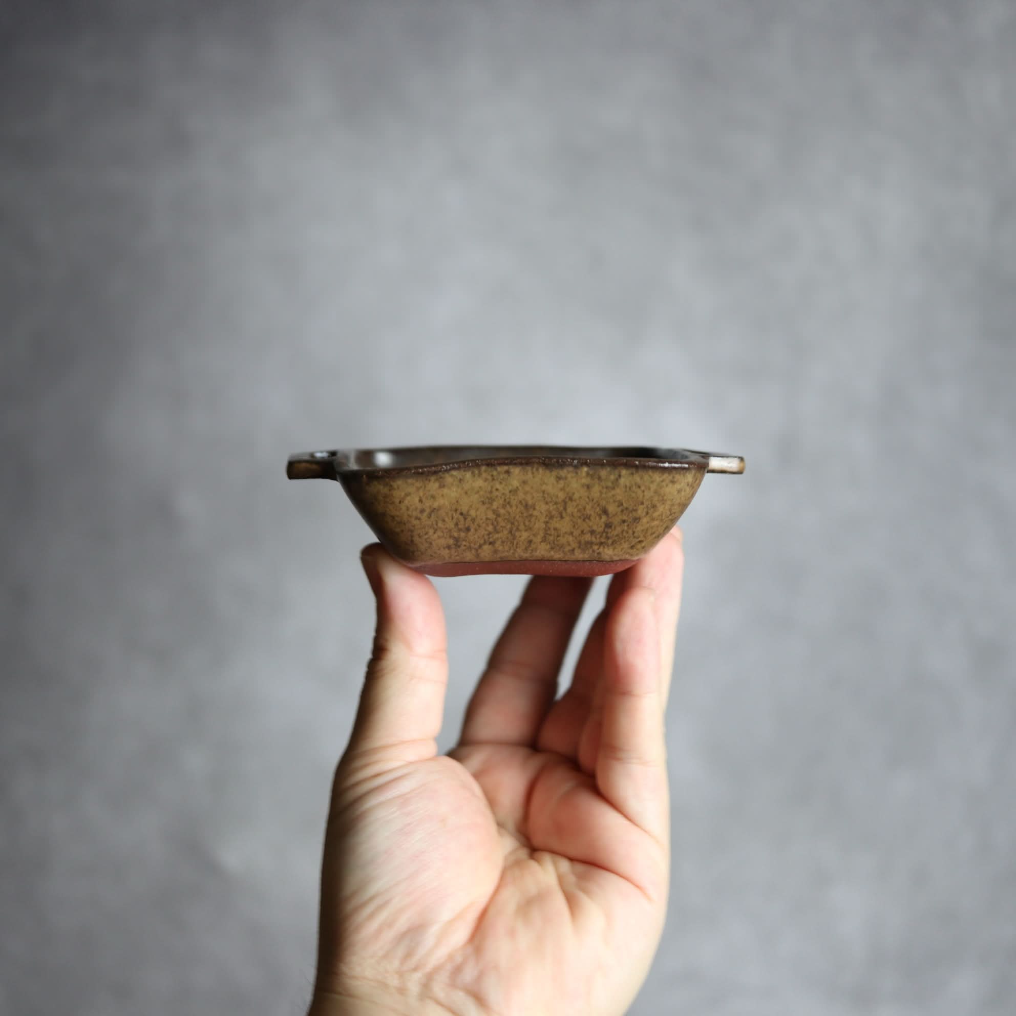 豆角鉢2 ダークブラウン 把手付 やちむん 陶器 cerca やちむん 陶器.