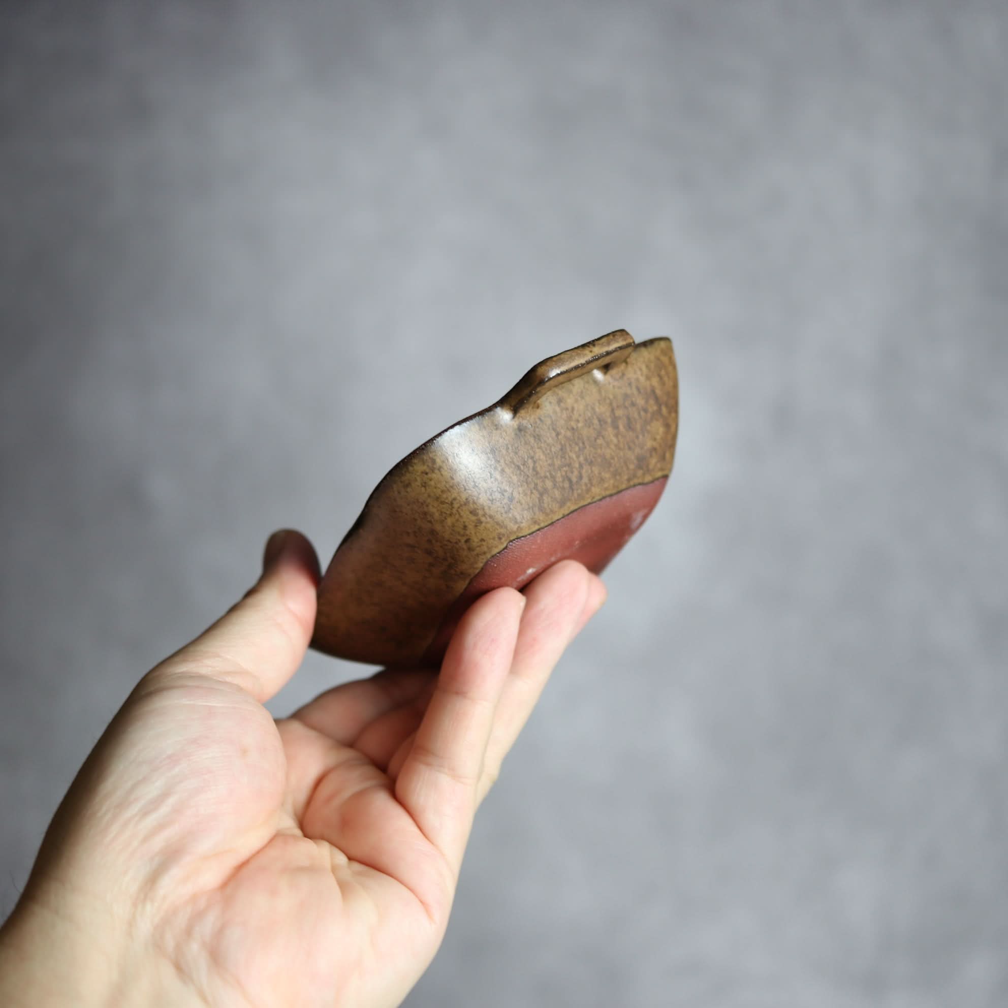 豆角鉢2 ダークブラウン 把手付 やちむん 陶器 cerca やちむん 陶器.