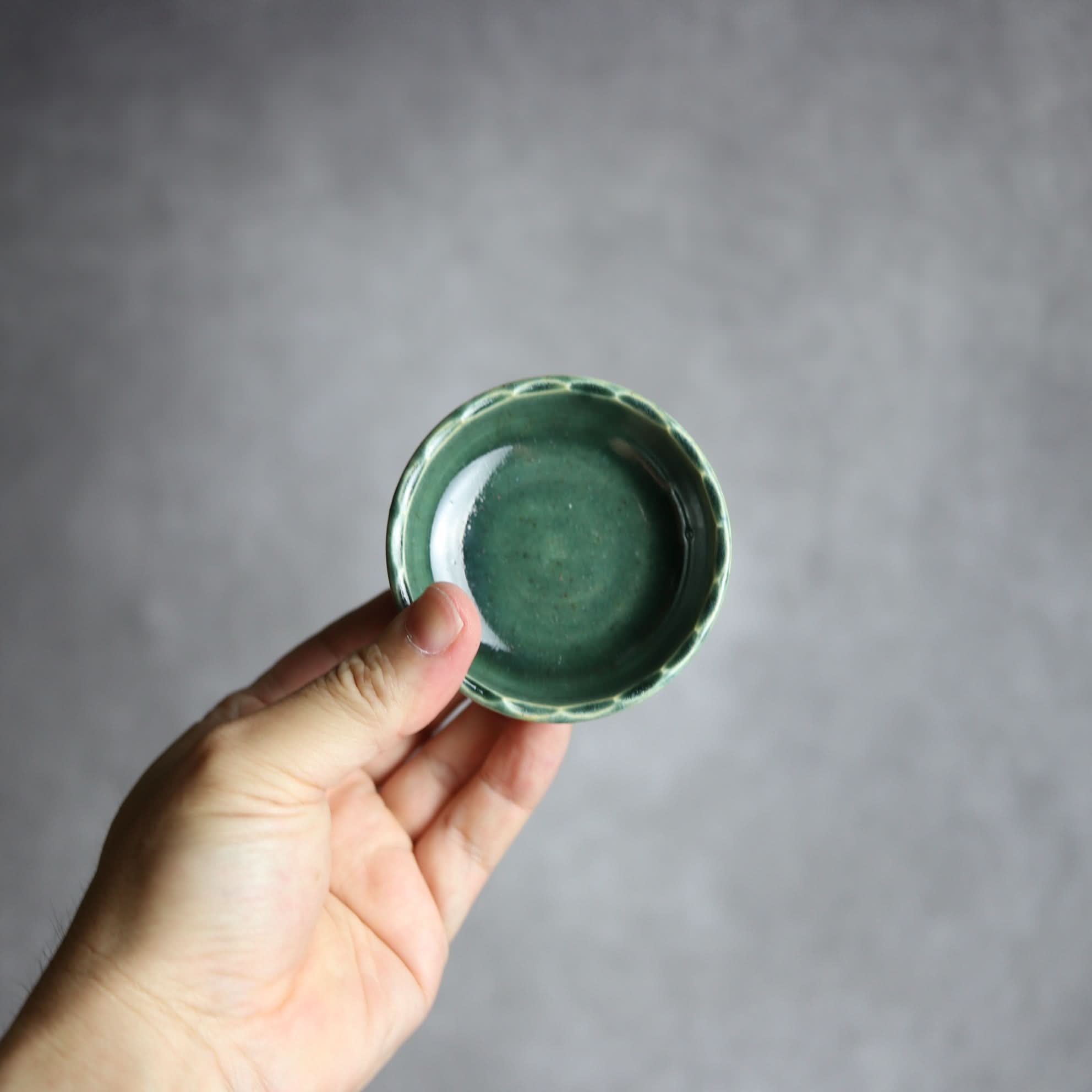 豆鉢1 ダークグリーン 花口縁 やちむん 陶器 cerca やちむん 陶器.