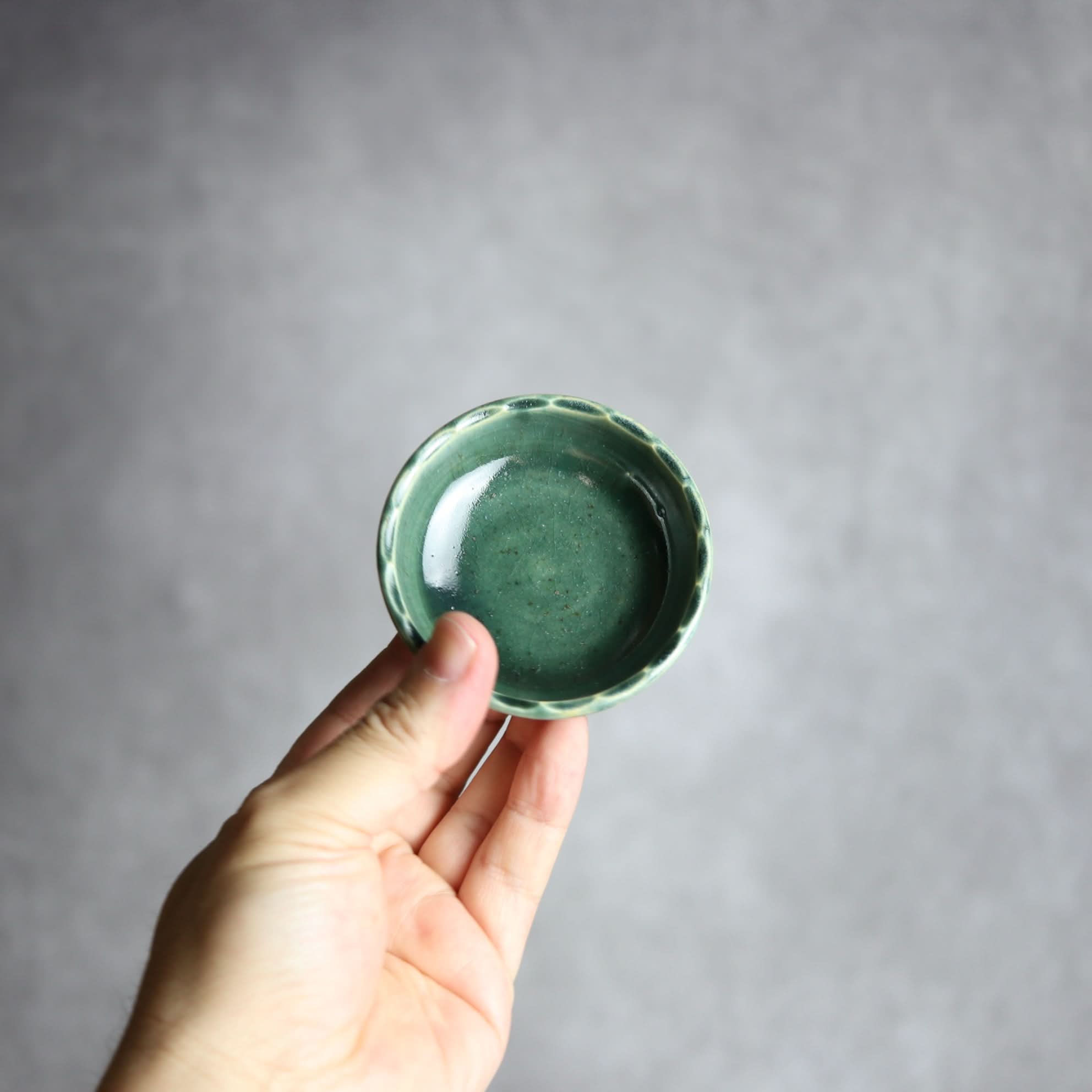 豆鉢1 ダークグリーン 花口縁 やちむん 陶器 cerca やちむん 陶器.