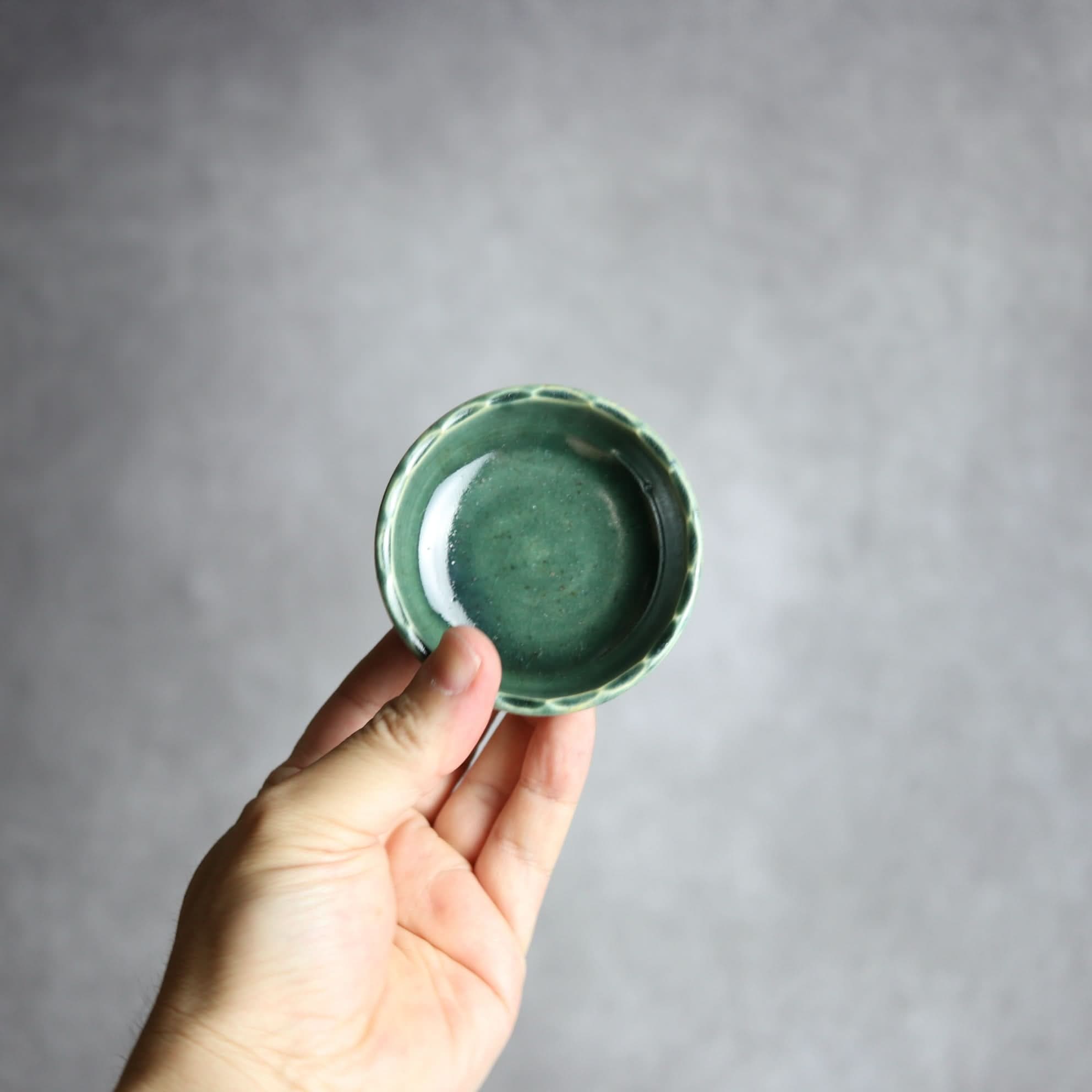 豆鉢1 ダークグリーン 花口縁 やちむん 陶器 cerca やちむん 陶器.