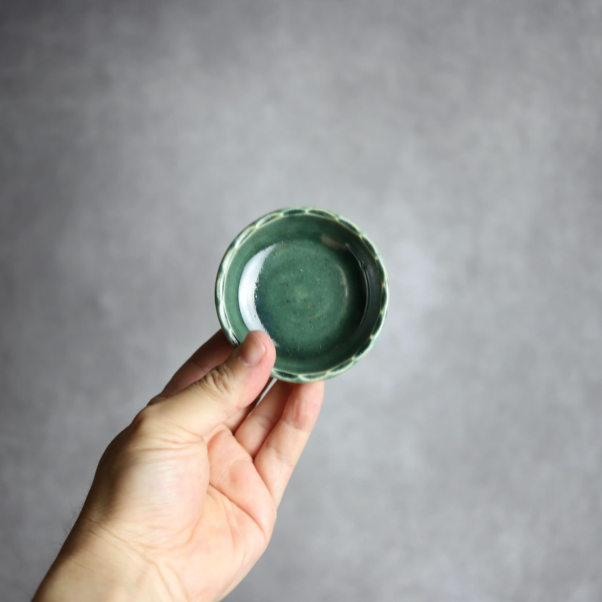豆鉢1 ダークグリーン 花口縁 やちむん 陶器 cerca やちむん 陶器.