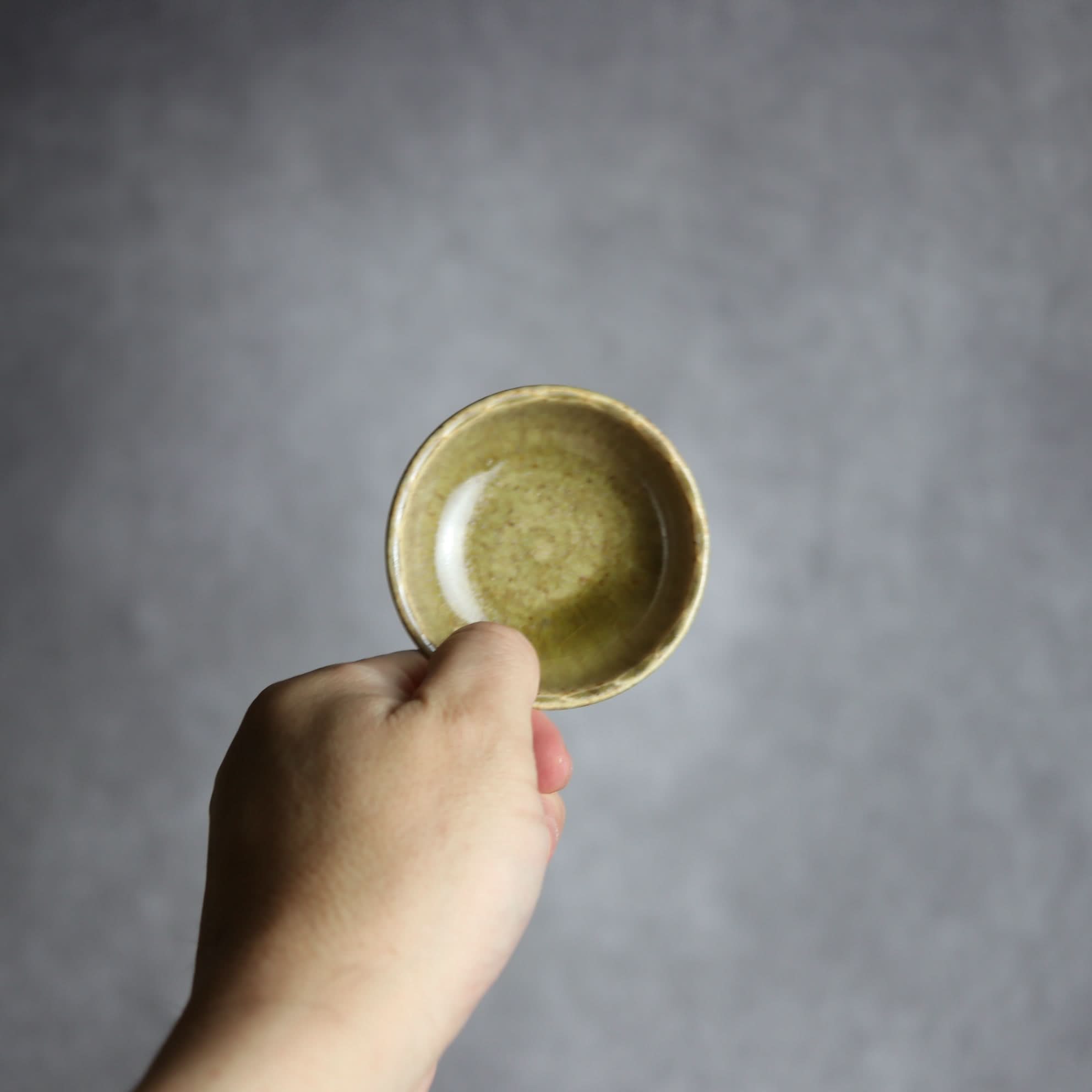 豆鉢1 オリーブグリーン 花口縁 やちむん 陶器 cerca やちむん 陶器.