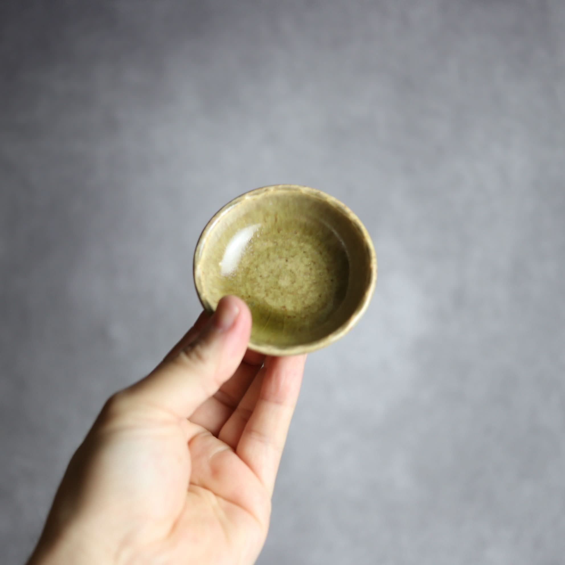 豆鉢1 オリーブグリーン 花口縁 やちむん 陶器 cerca やちむん 陶器.