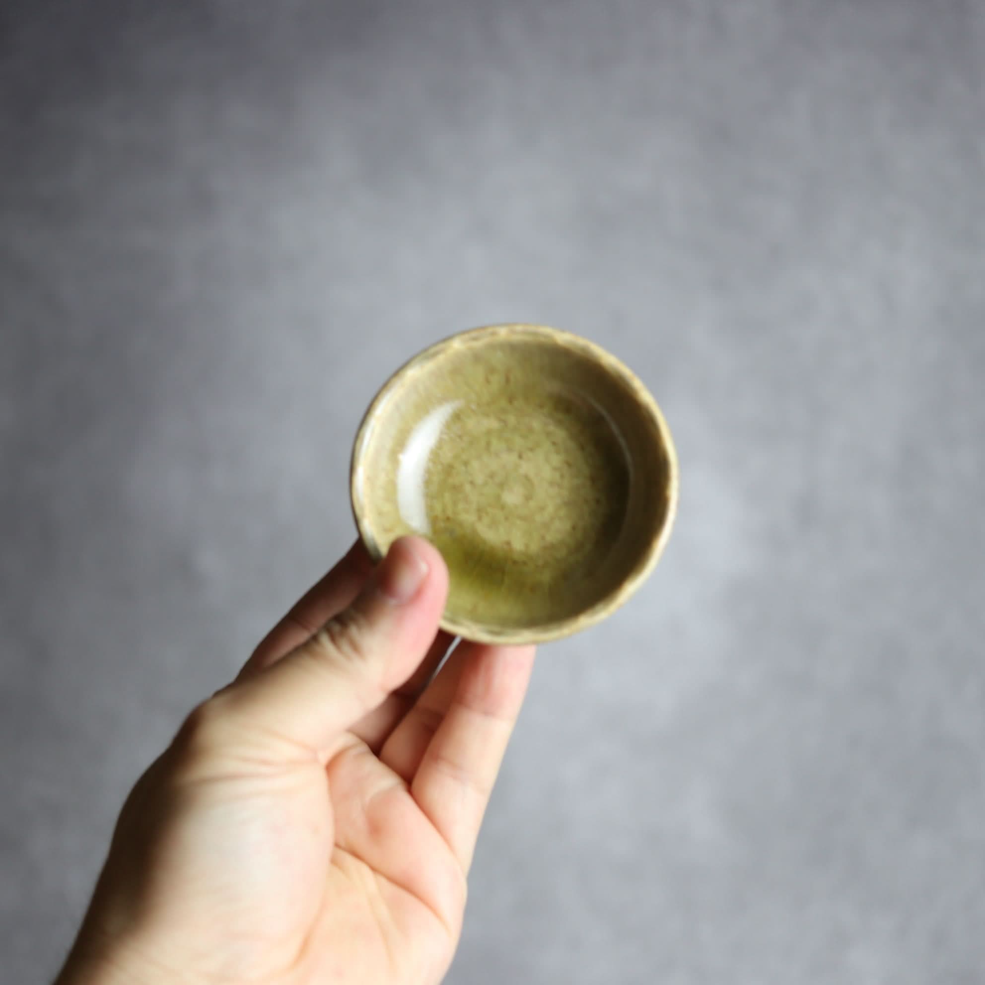 豆鉢1 オリーブグリーン 花口縁 やちむん 陶器 cerca やちむん 陶器.