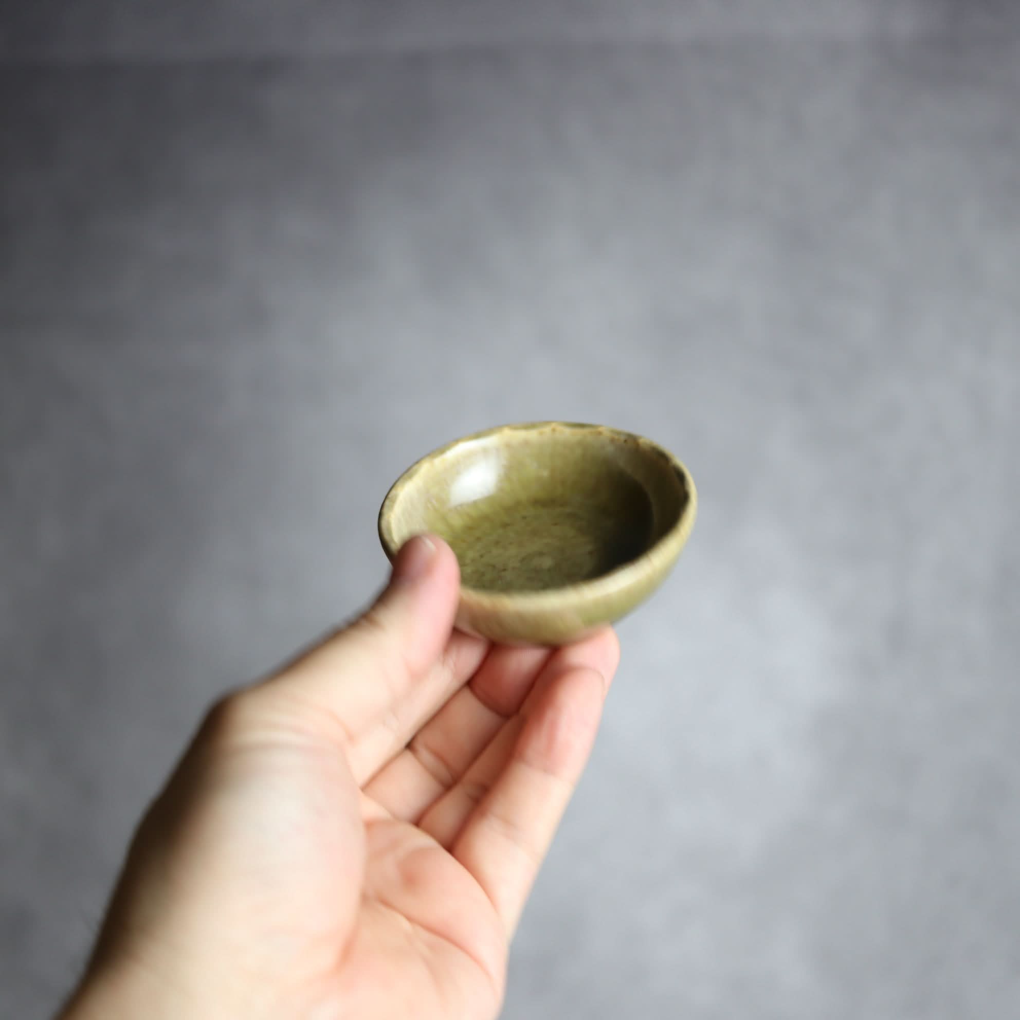 豆鉢1 オリーブグリーン 花口縁 やちむん 陶器 cerca やちむん 陶器.