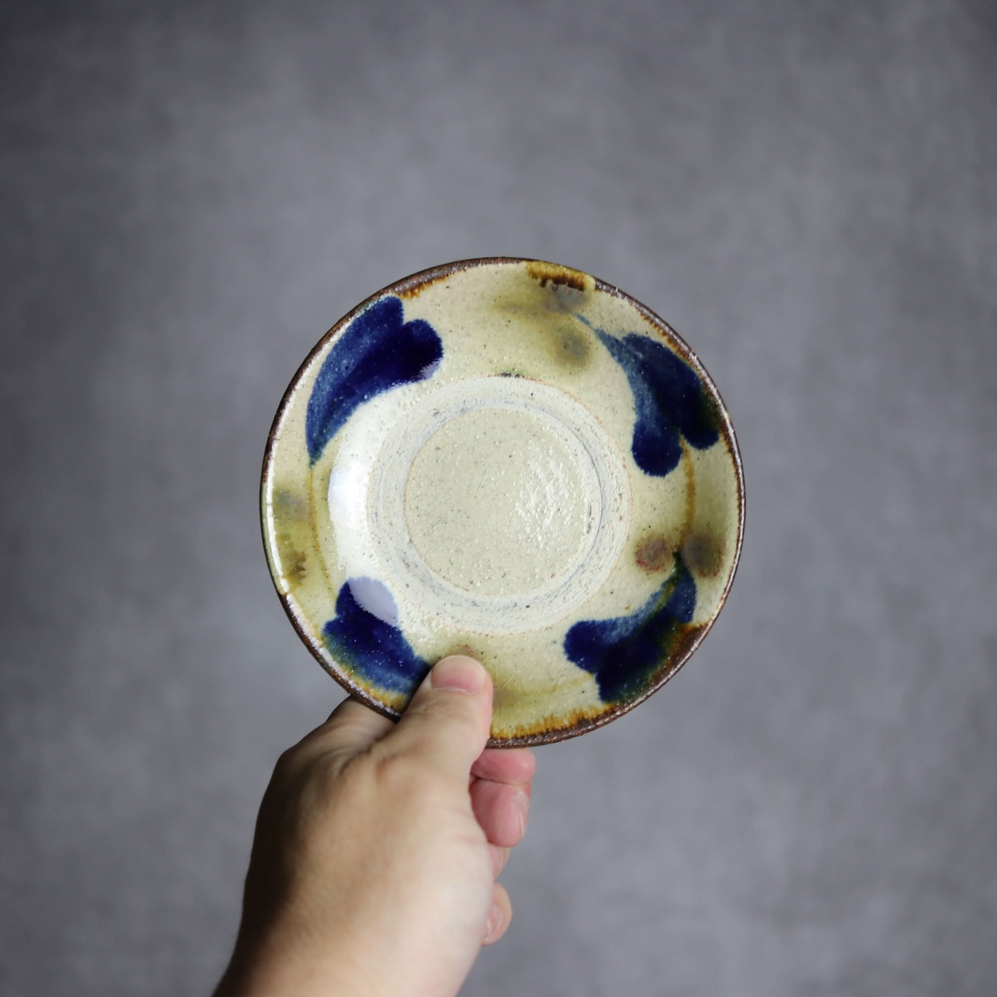 4寸皿1 呉須 緑釉 双葉紋 やちむん 陶器 北窯 松田共司工房 やちむん 陶器.