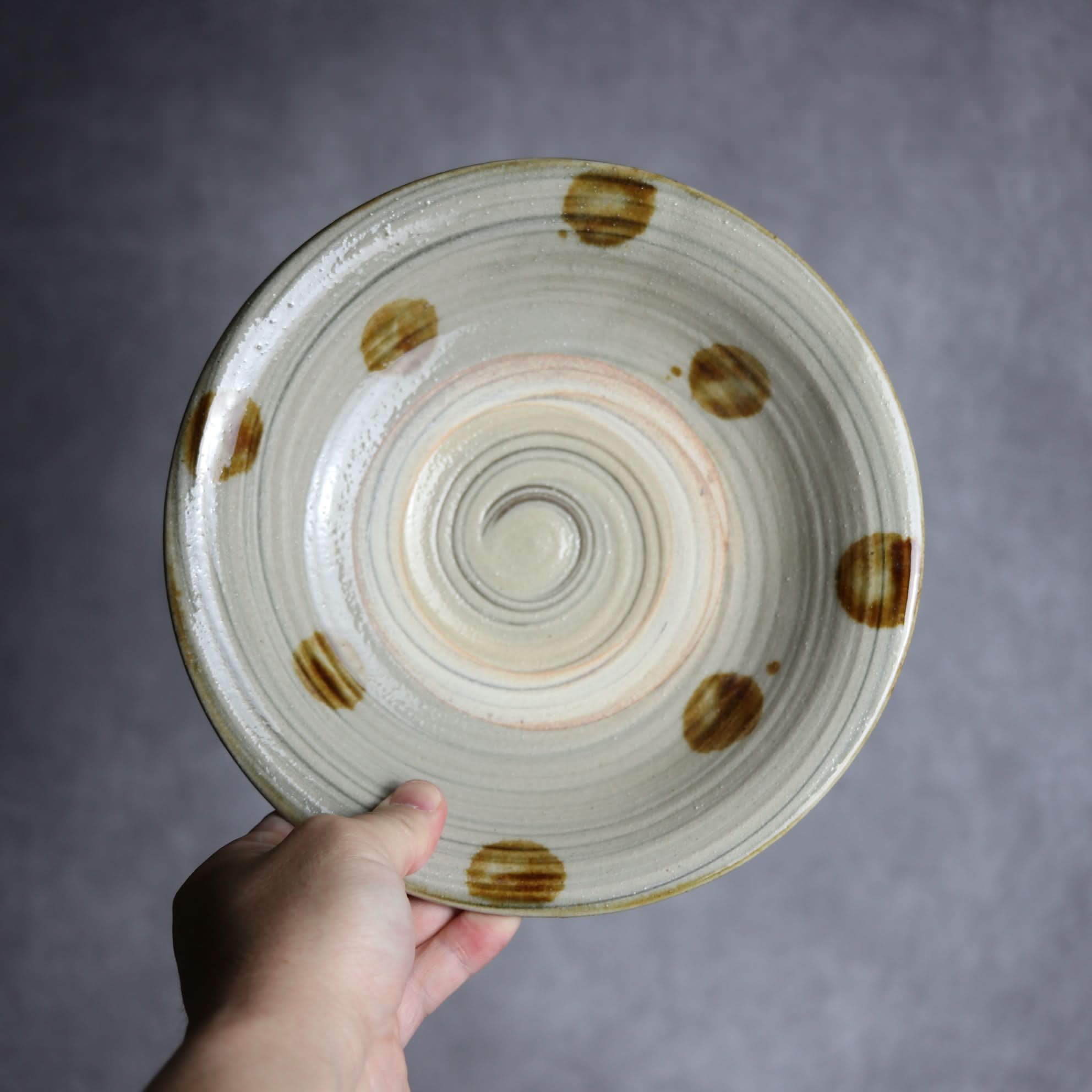 7寸皿1 飴釉 刷毛目 点打 やちむん 陶器 北窯 松田米司工房 やちむん 陶器.
