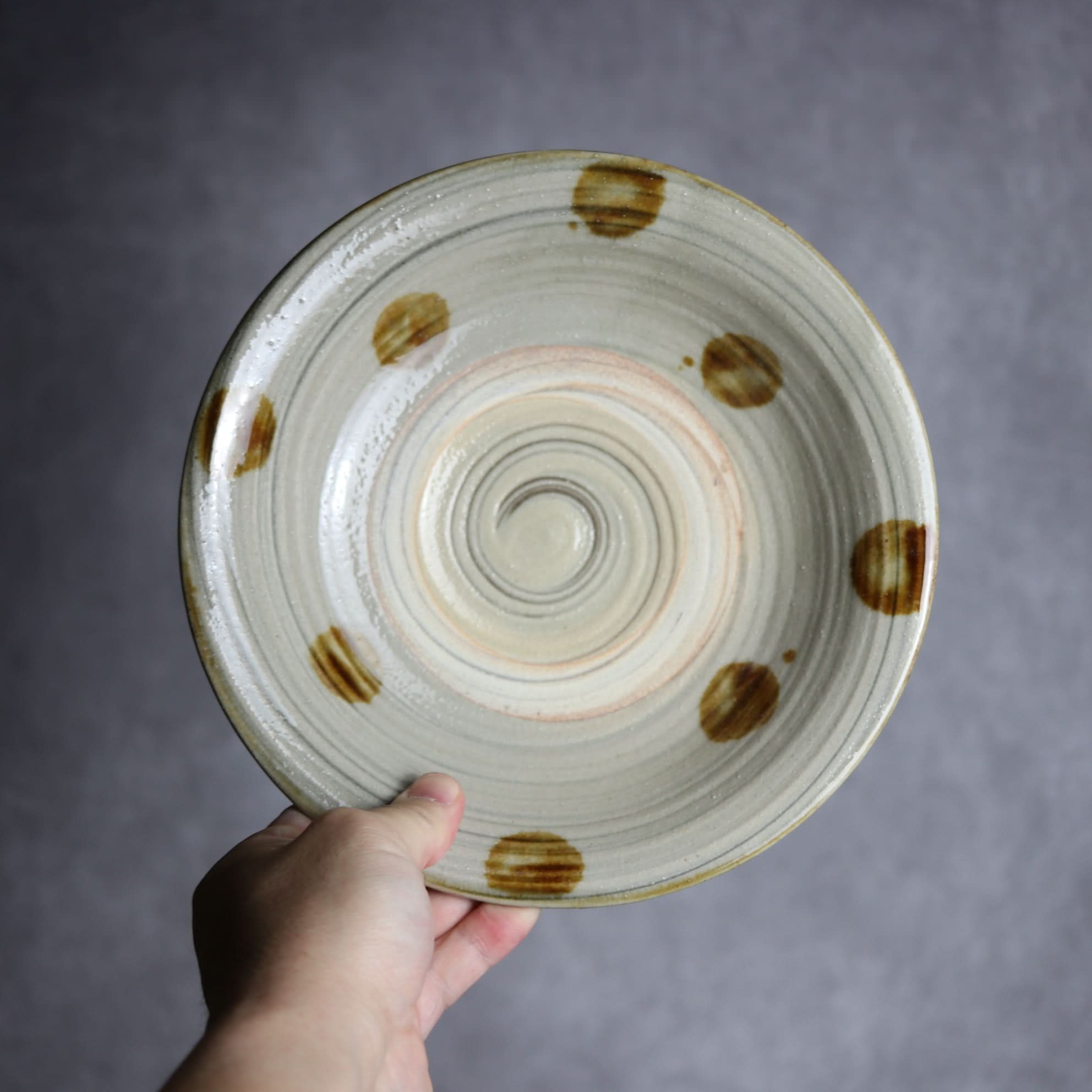 7寸皿1 飴釉 刷毛目 点打 やちむん 陶器 北窯 松田米司工房 やちむん 陶器.