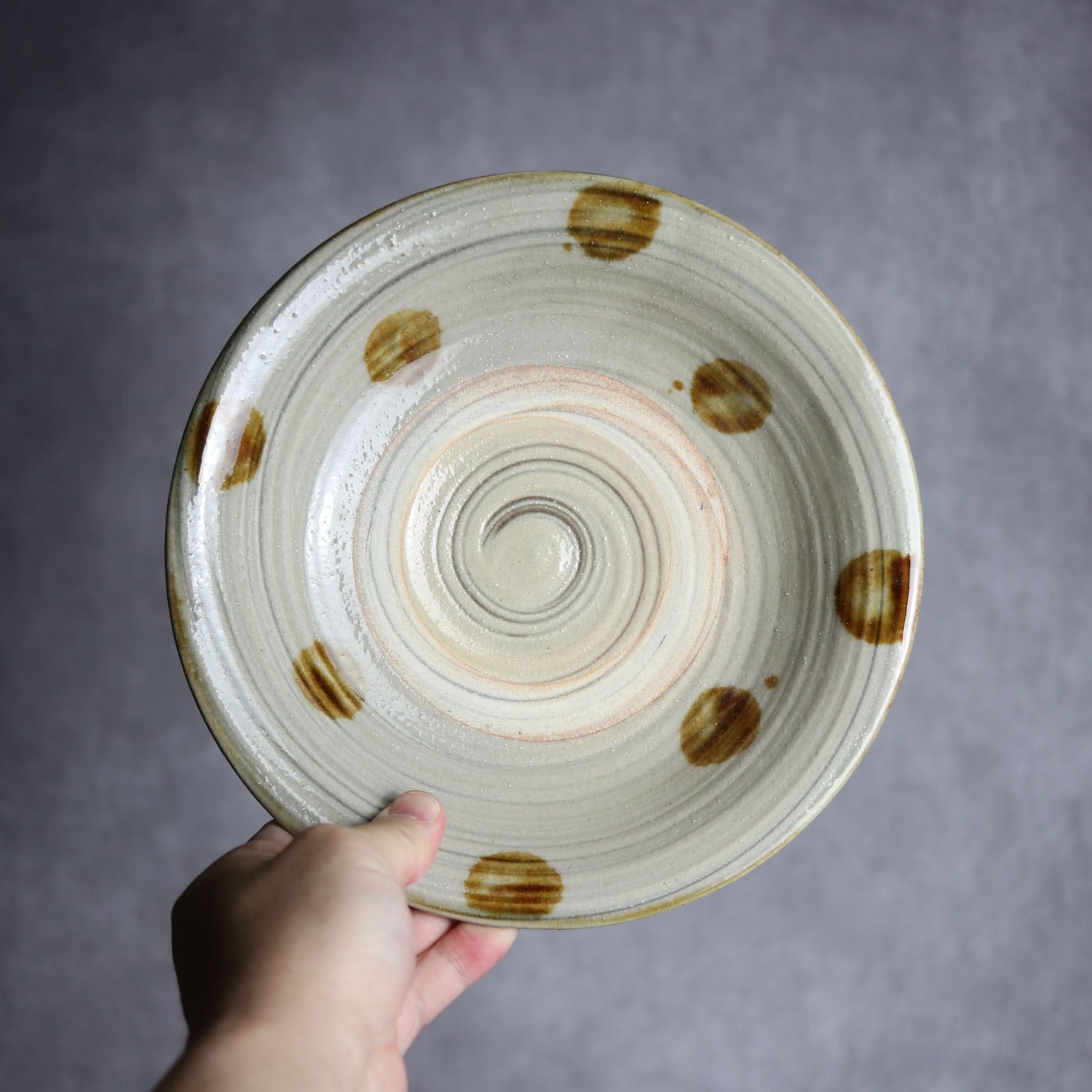 7寸皿1 飴釉 刷毛目 点打 やちむん 陶器 北窯 松田米司工房 やちむん 陶器.