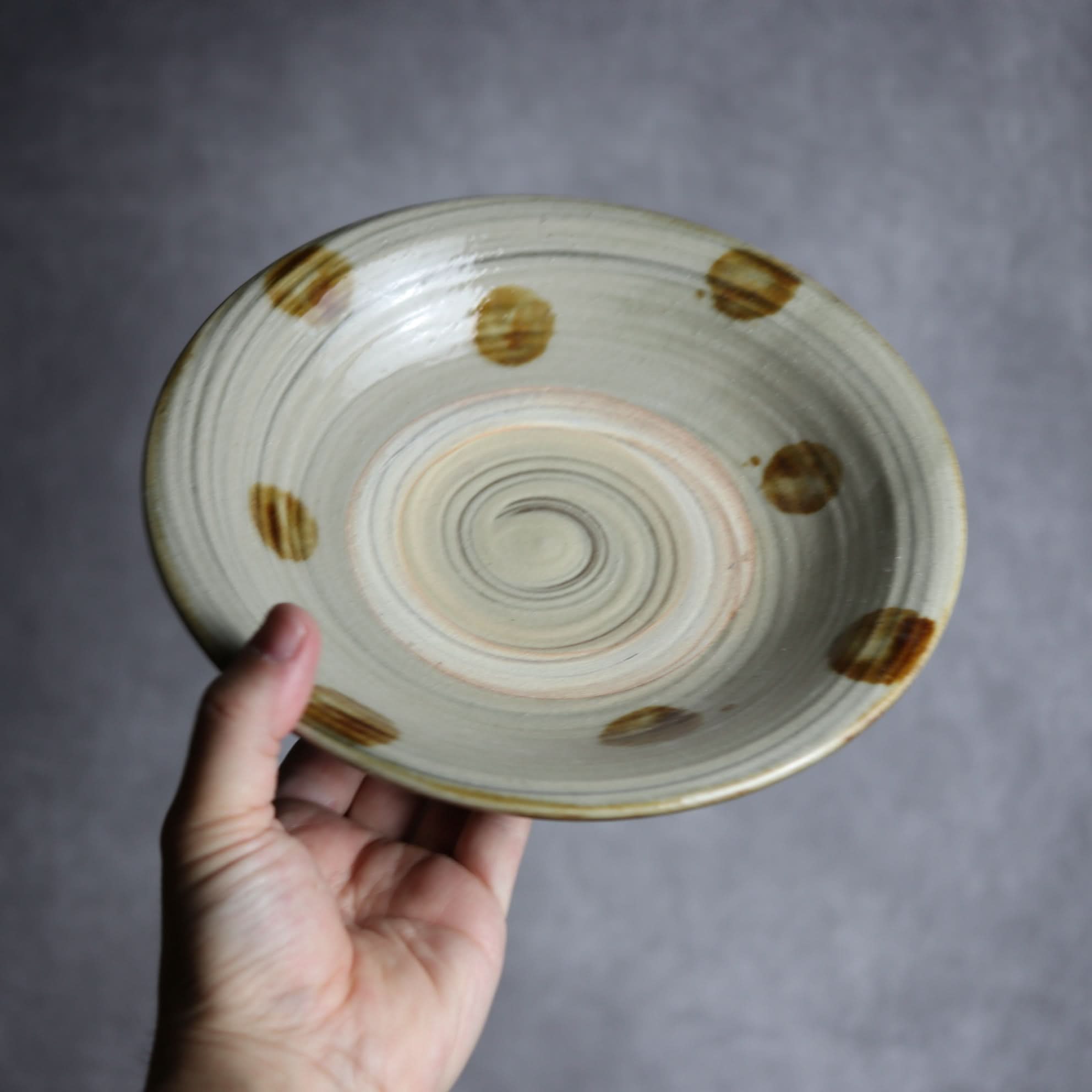 7寸皿1 飴釉 刷毛目 点打 やちむん 陶器 北窯 松田米司工房 やちむん 陶器.