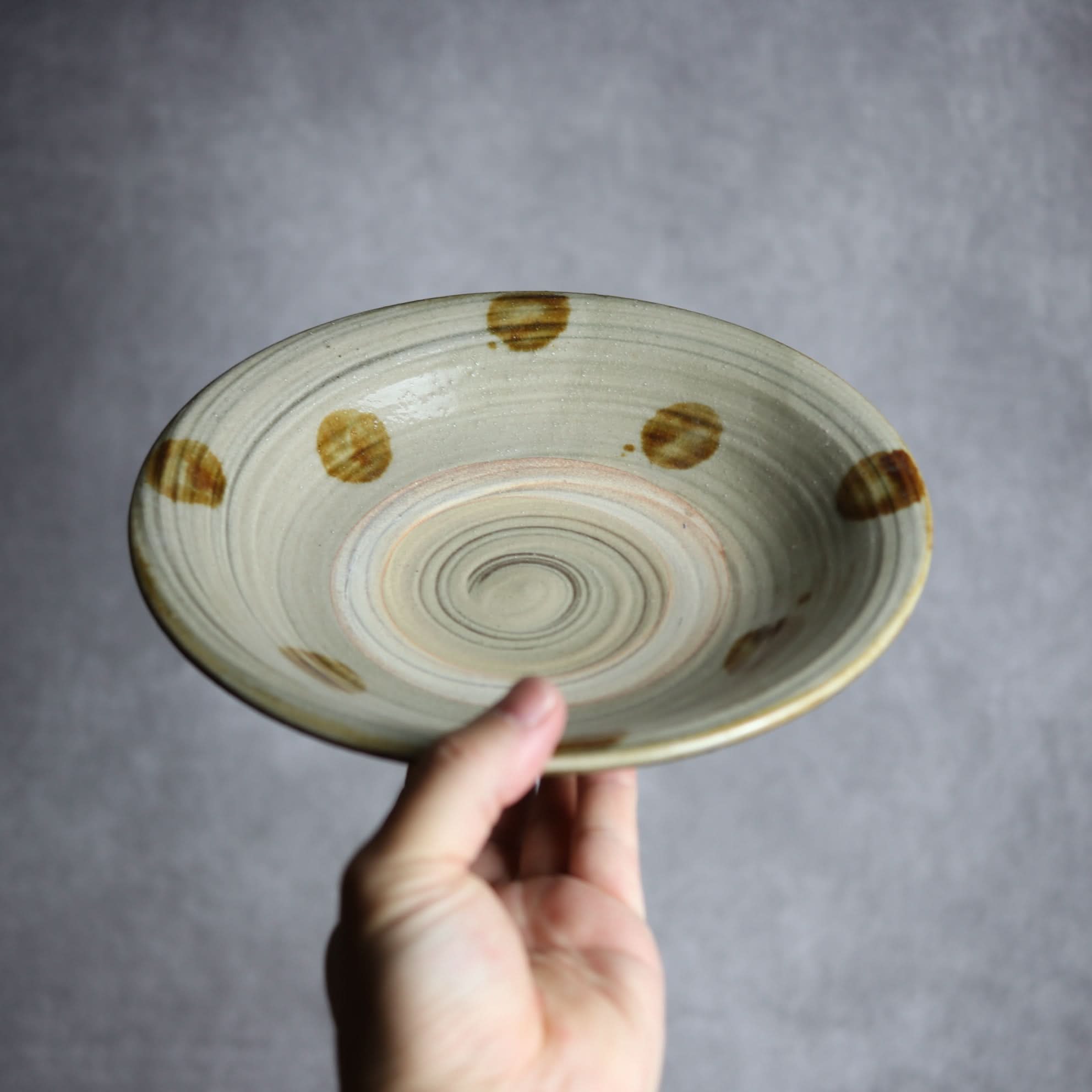 7寸皿1 飴釉 刷毛目 点打 やちむん 陶器 北窯 松田米司工房 やちむん 陶器.