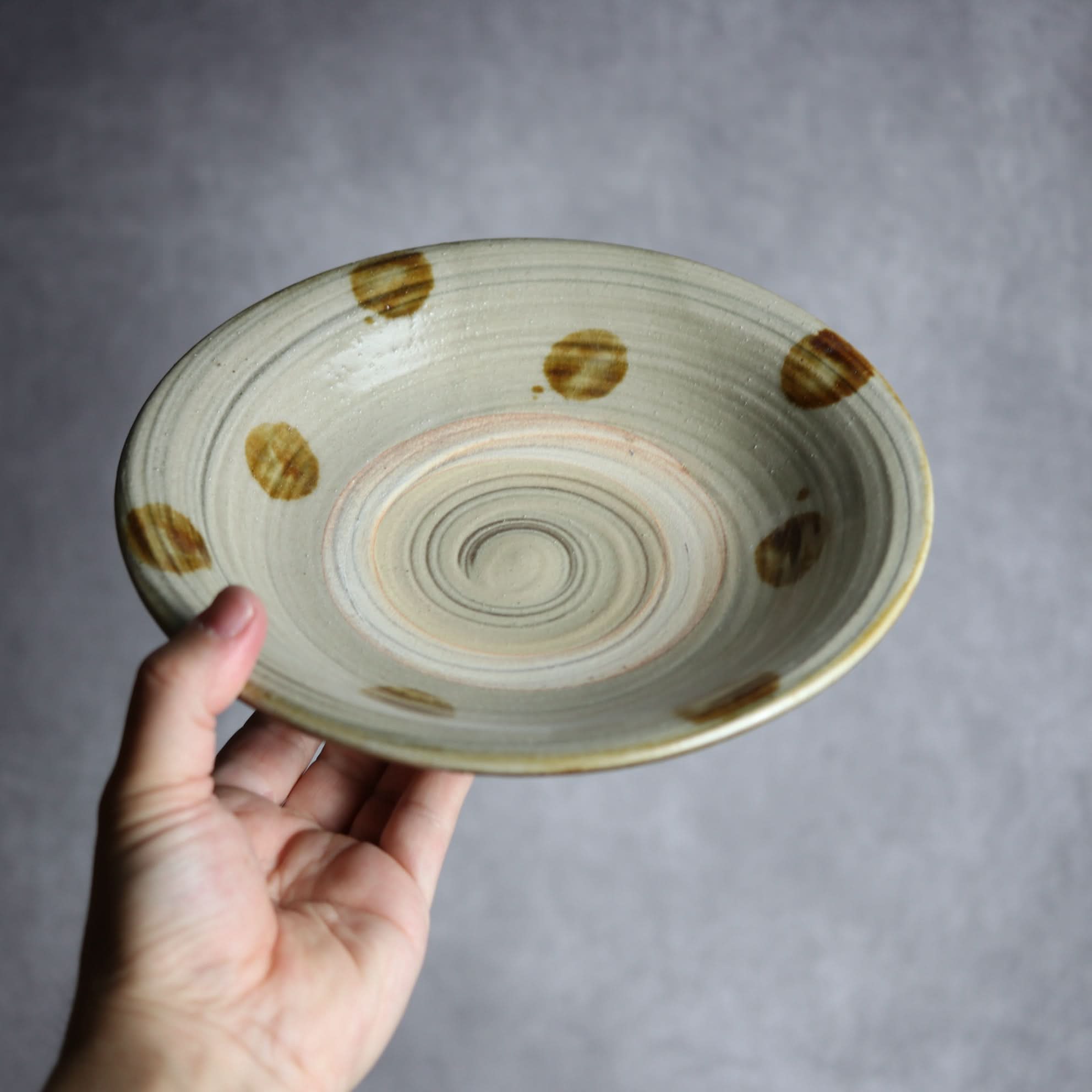7寸皿1 飴釉 刷毛目 点打 やちむん 陶器 北窯 松田米司工房 やちむん 陶器.