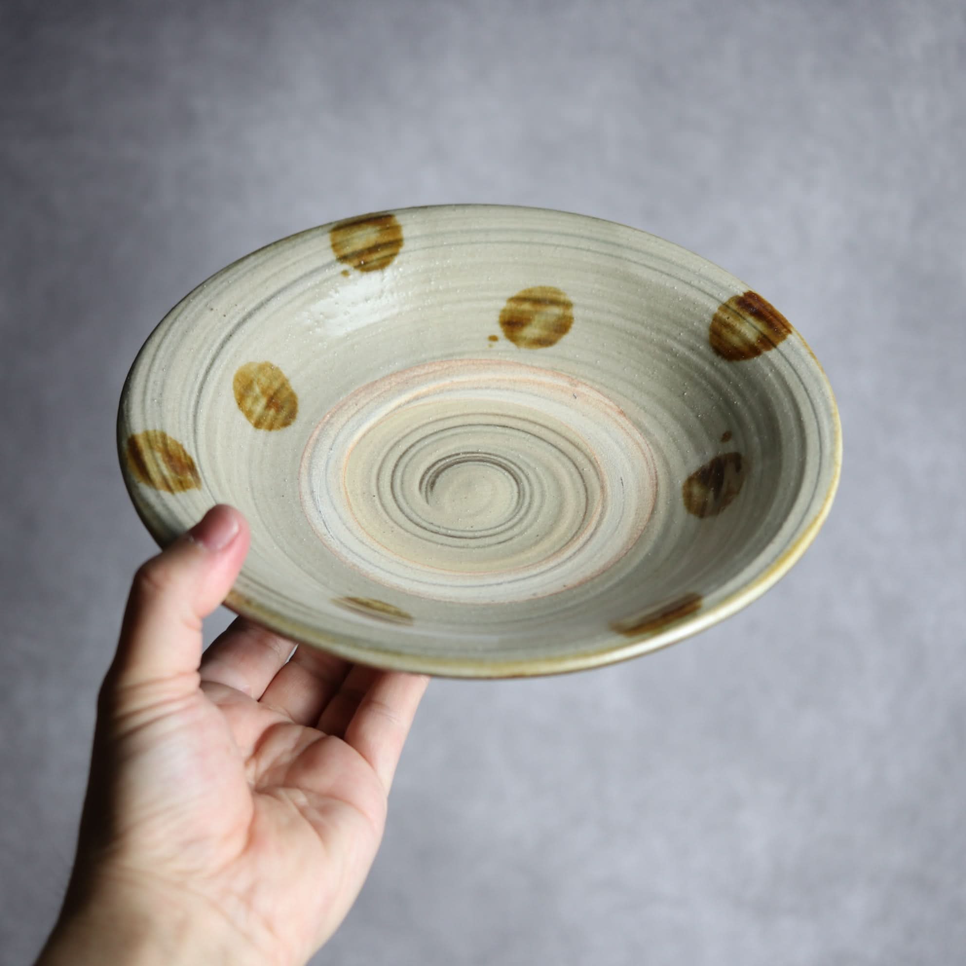 7寸皿1 飴釉 刷毛目 点打 やちむん 陶器 北窯 松田米司工房 やちむん 陶器.