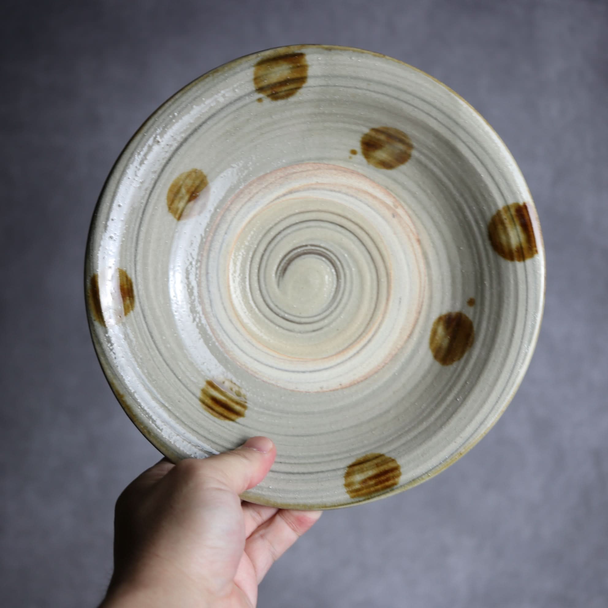 7寸皿1 飴釉 刷毛目 点打 やちむん 陶器 北窯 松田米司工房 やちむん 陶器.