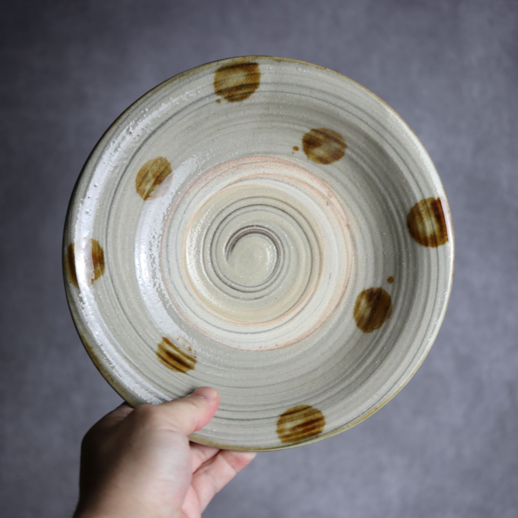 7寸皿1 飴釉 刷毛目 点打 やちむん 陶器 北窯 松田米司工房 やちむん 陶器.