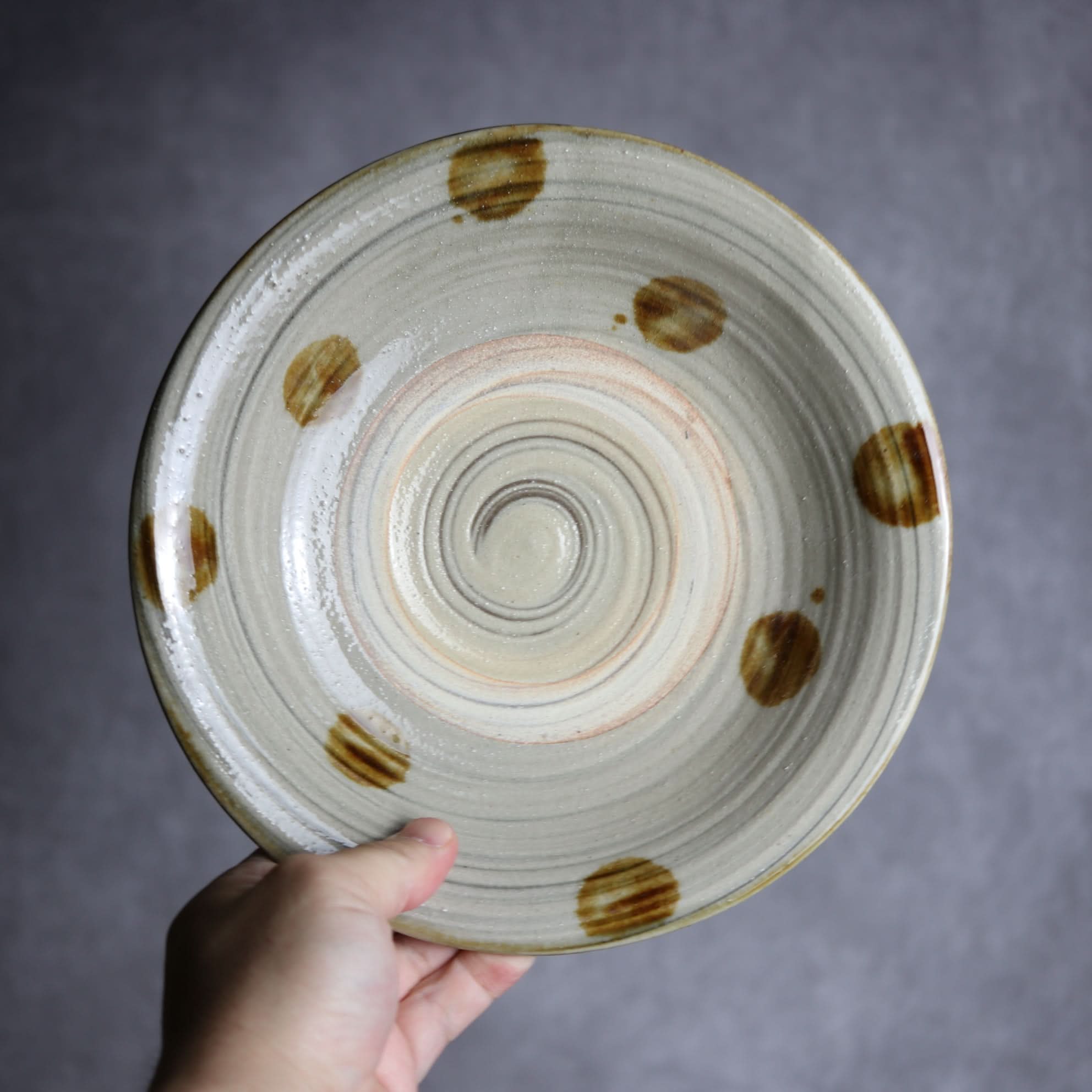 7寸皿1 飴釉 刷毛目 点打 やちむん 陶器 北窯 松田米司工房 やちむん 陶器.