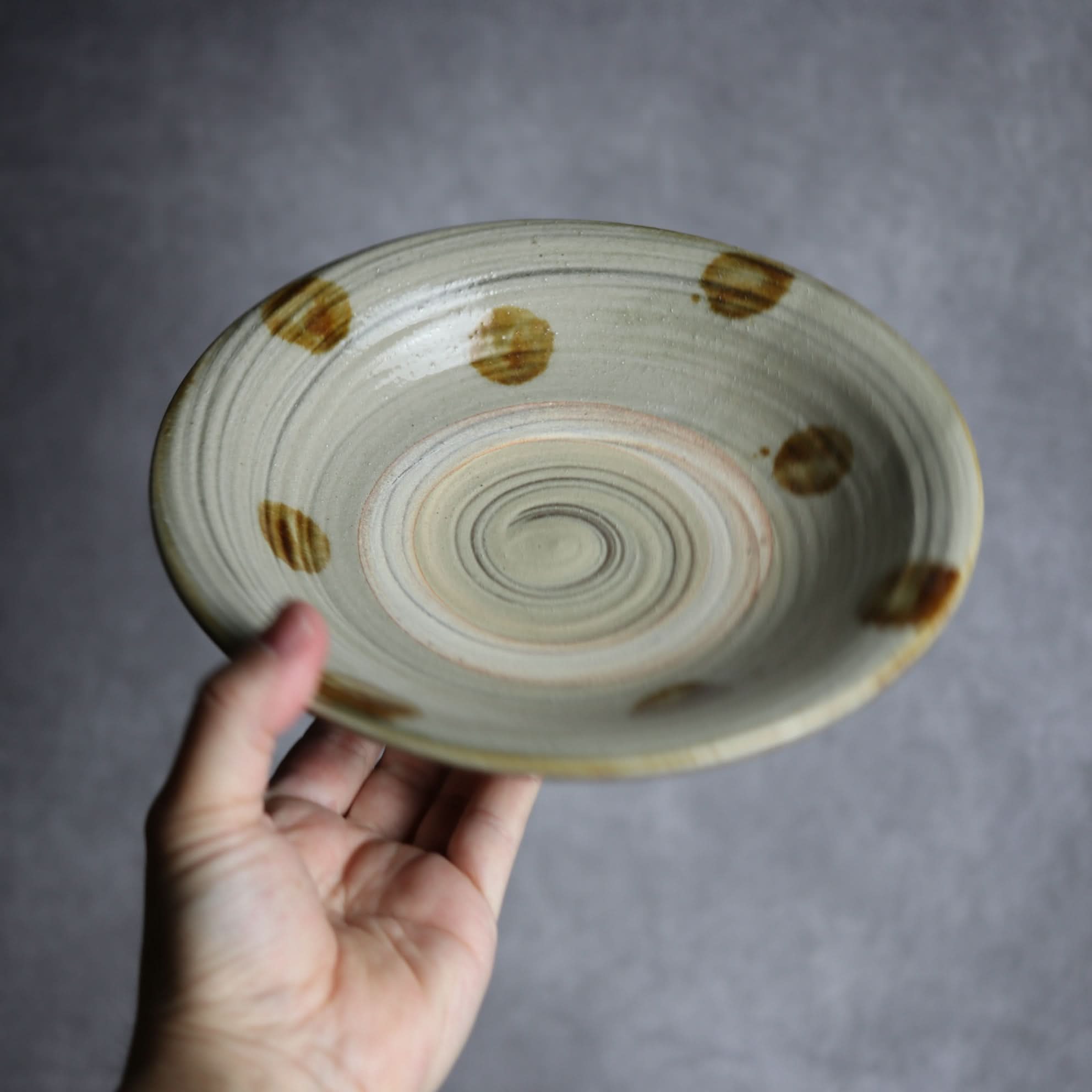 7寸皿1 飴釉 刷毛目 点打 やちむん 陶器 北窯 松田米司工房 やちむん 陶器.